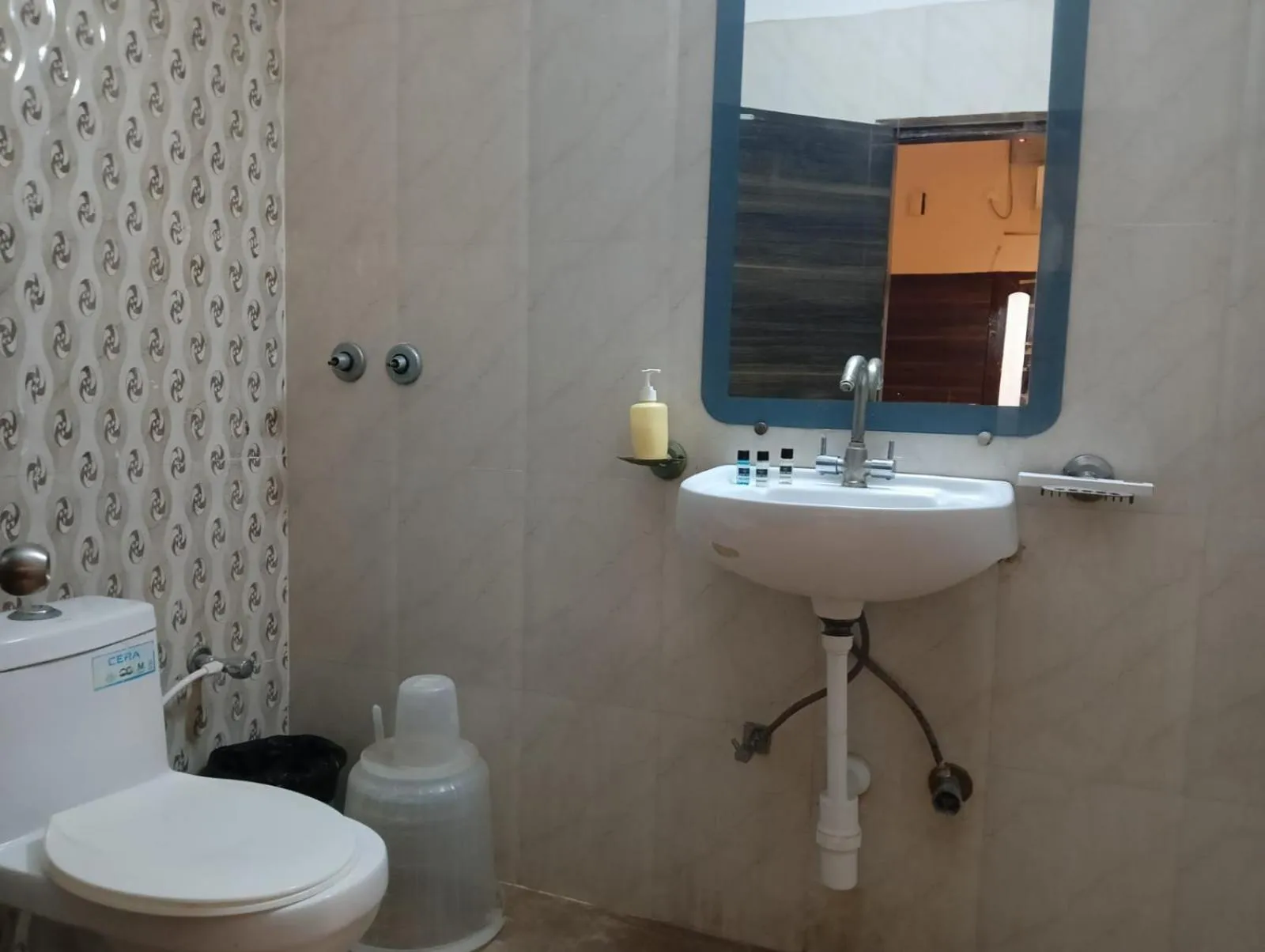 Toilet in Hotel Zion Inn, Cantonment, Varanasi