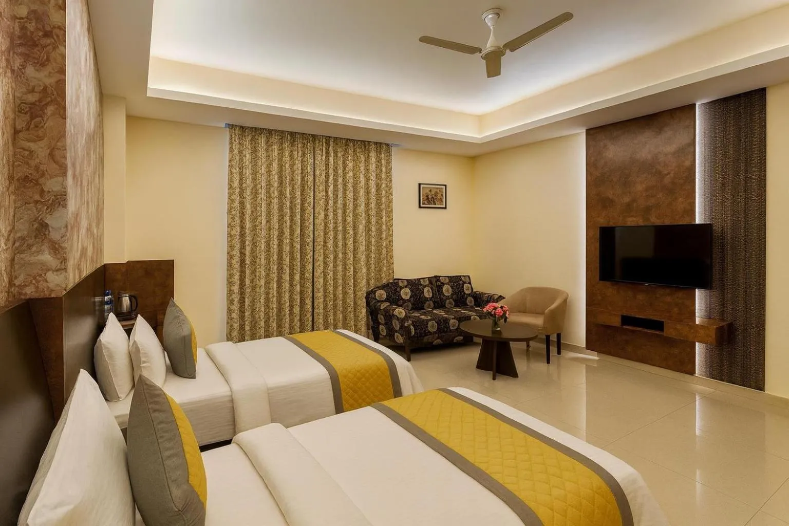 Communal lounge/ TV room, Bed in Hotel Zion Inn, Cantonment, Varanasi