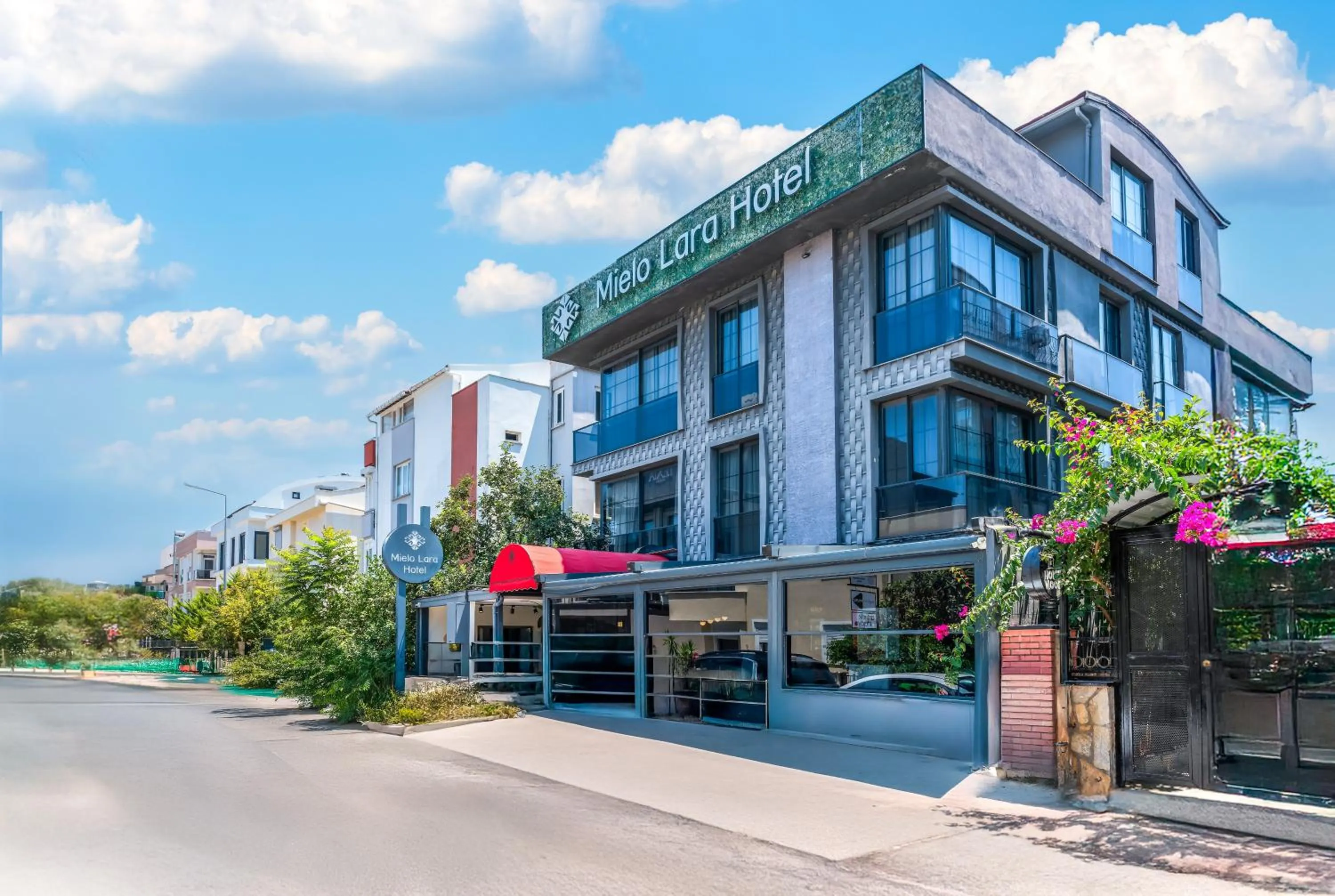 Facade/entrance in Mielo Lara Hotel