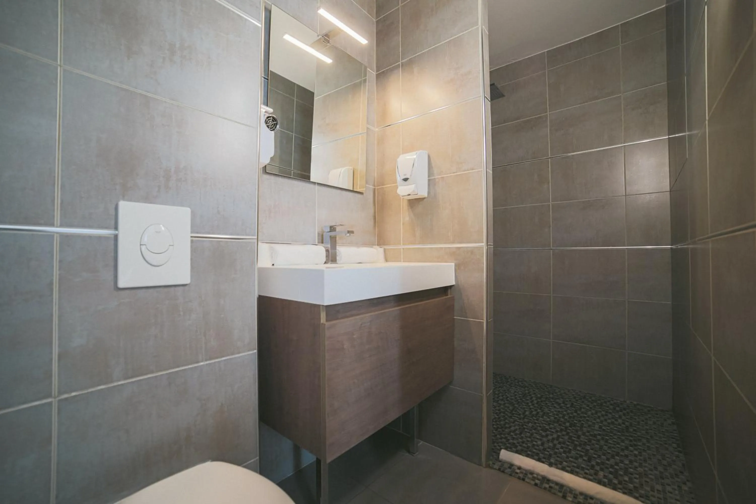 Shower in Holidays & Work HOTEL