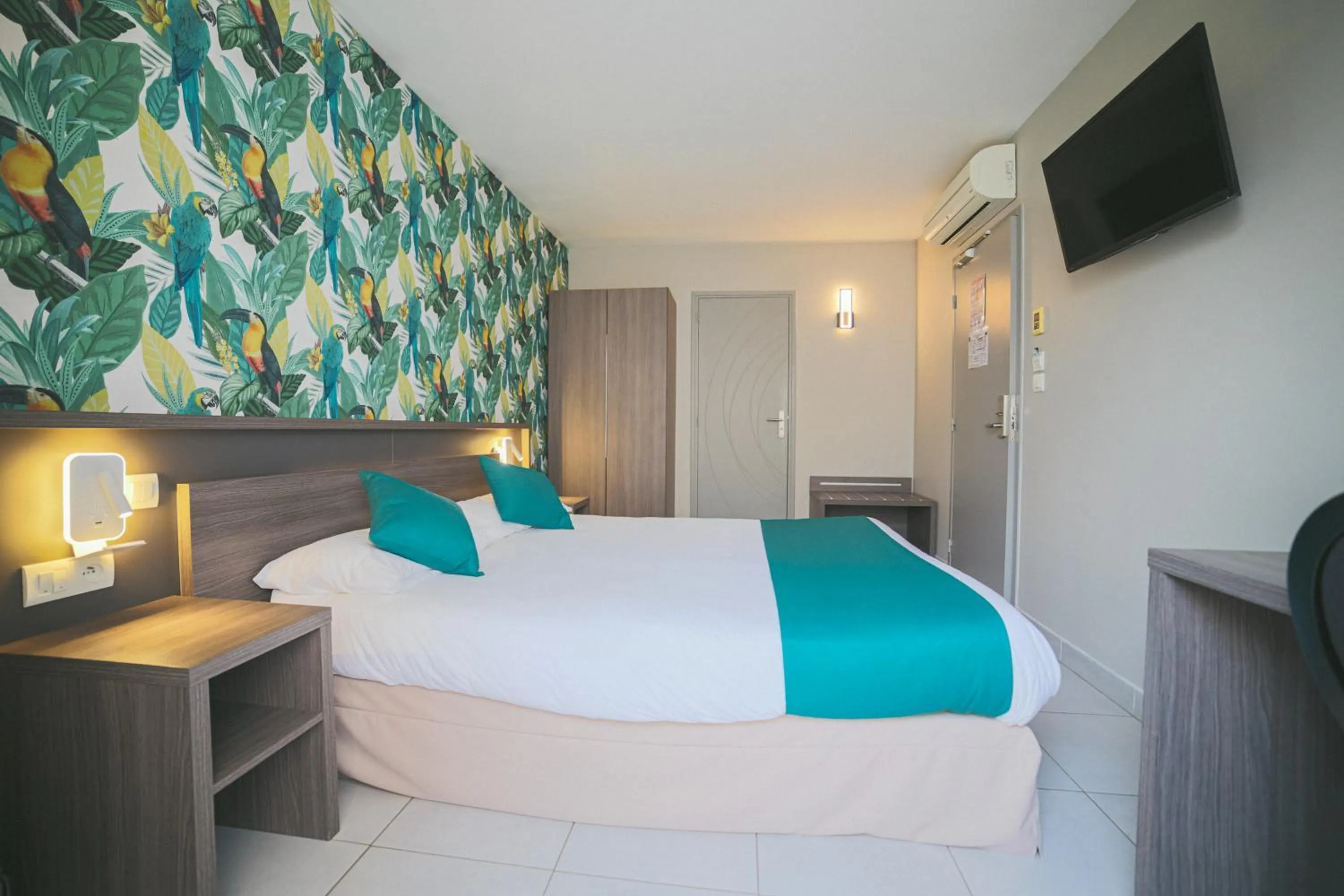 Shower, Bed in Holidays & Work HOTEL