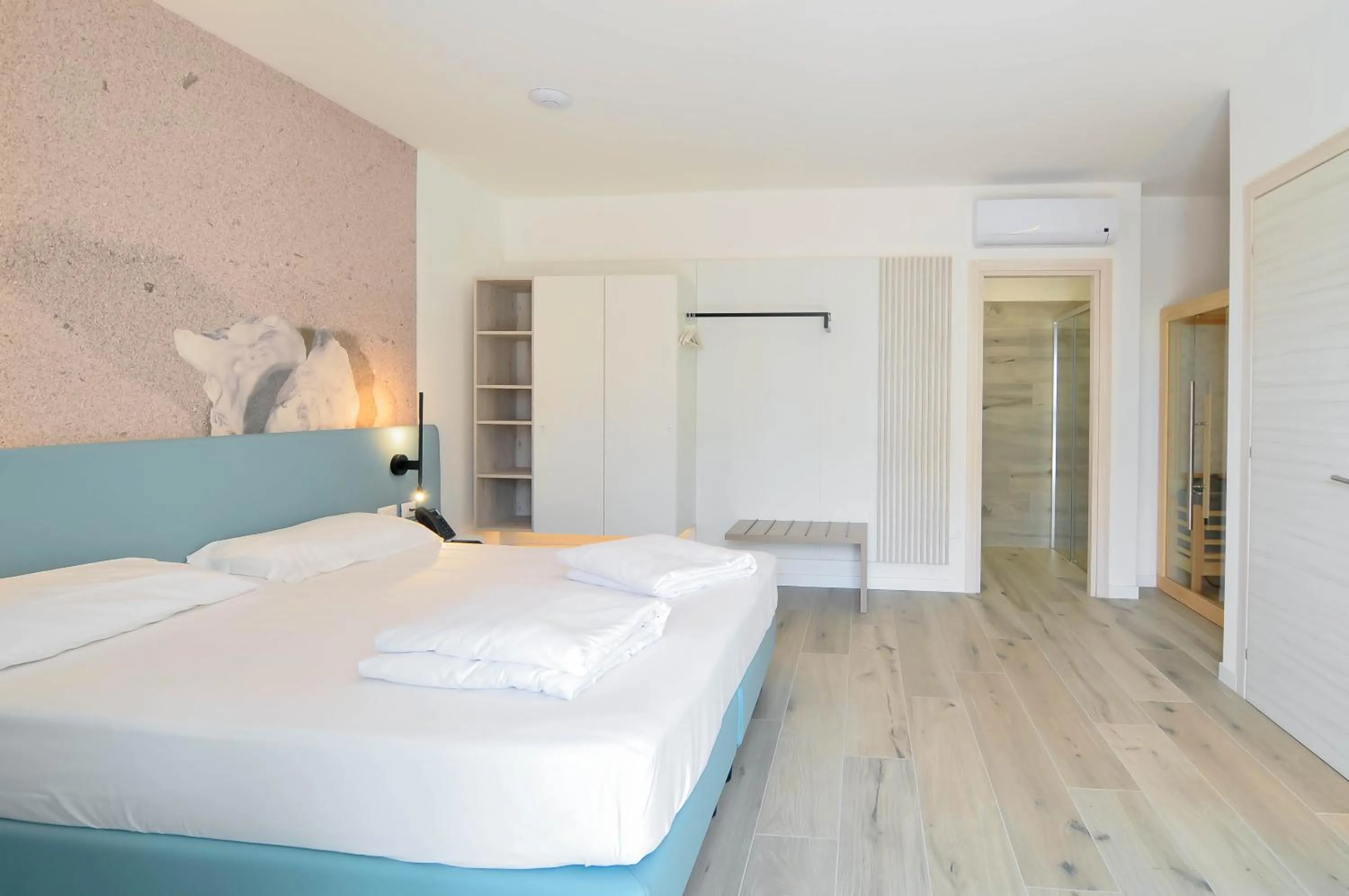 Bed in Marina Suites & Apartments 4 stelle S