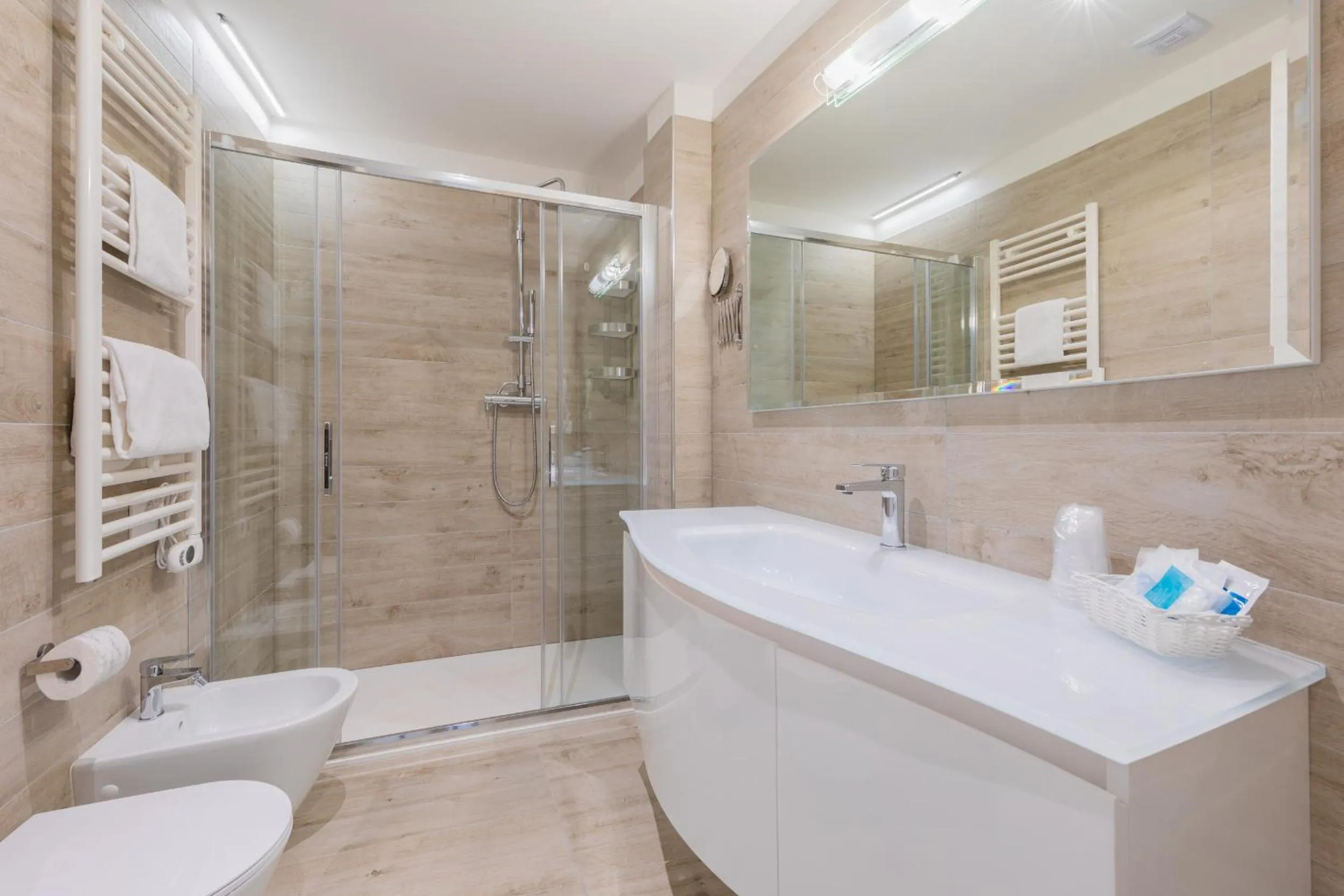 Bathroom in Marina Suites & Apartments 4 stelle S