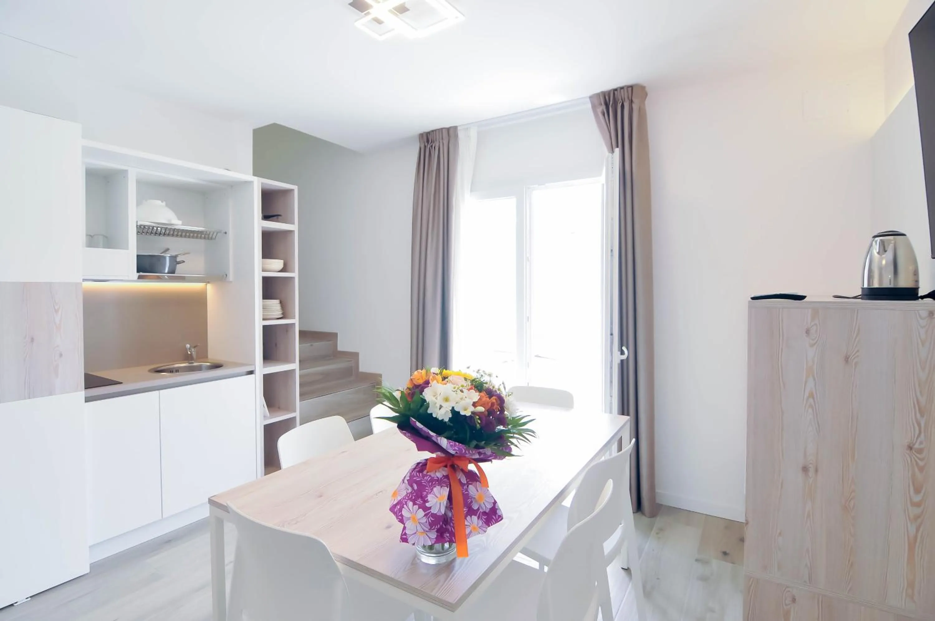 Dining area in Marina Suites & Apartments 4 stelle S