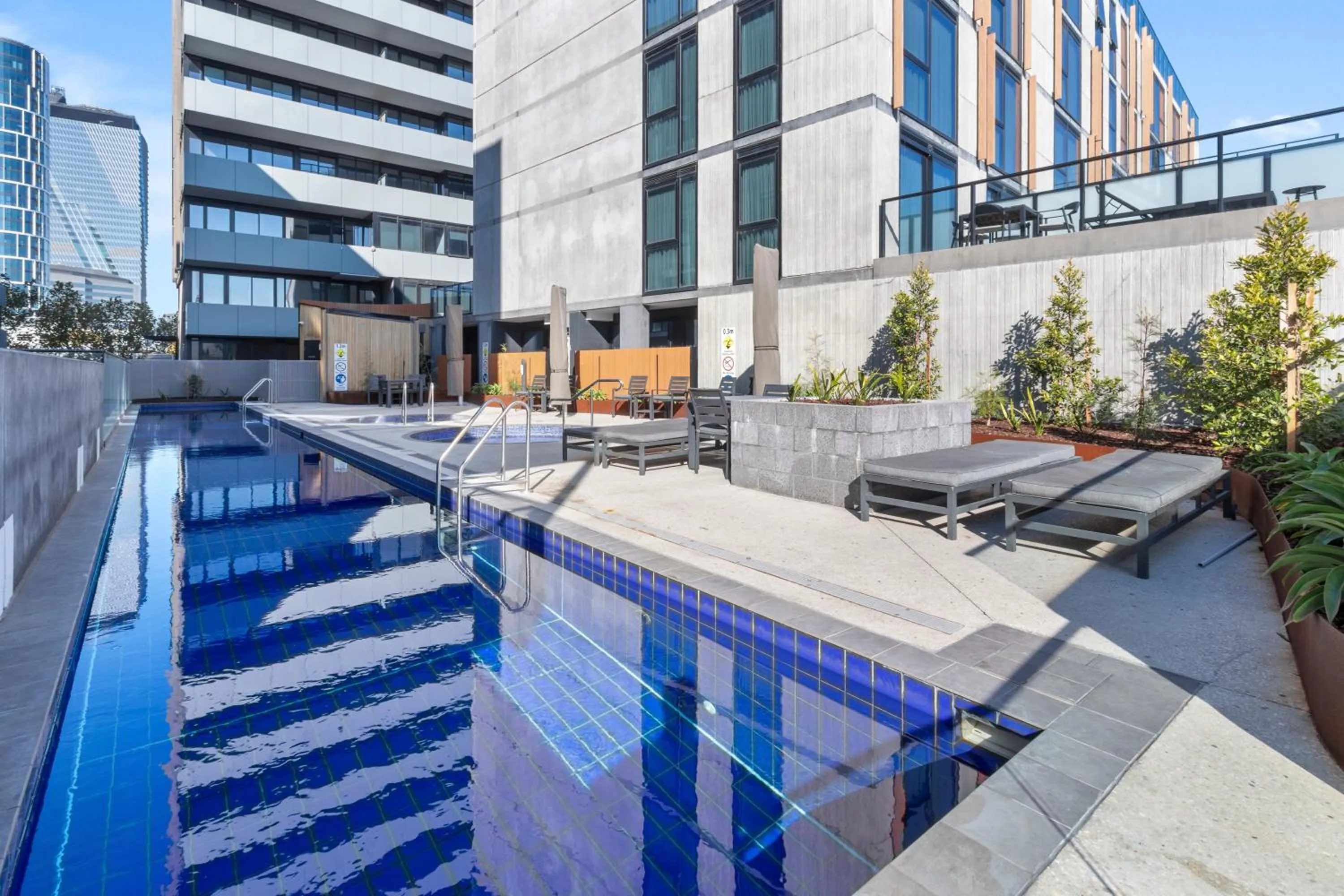 Swimming pool in Melbourne City Apartment Hotel