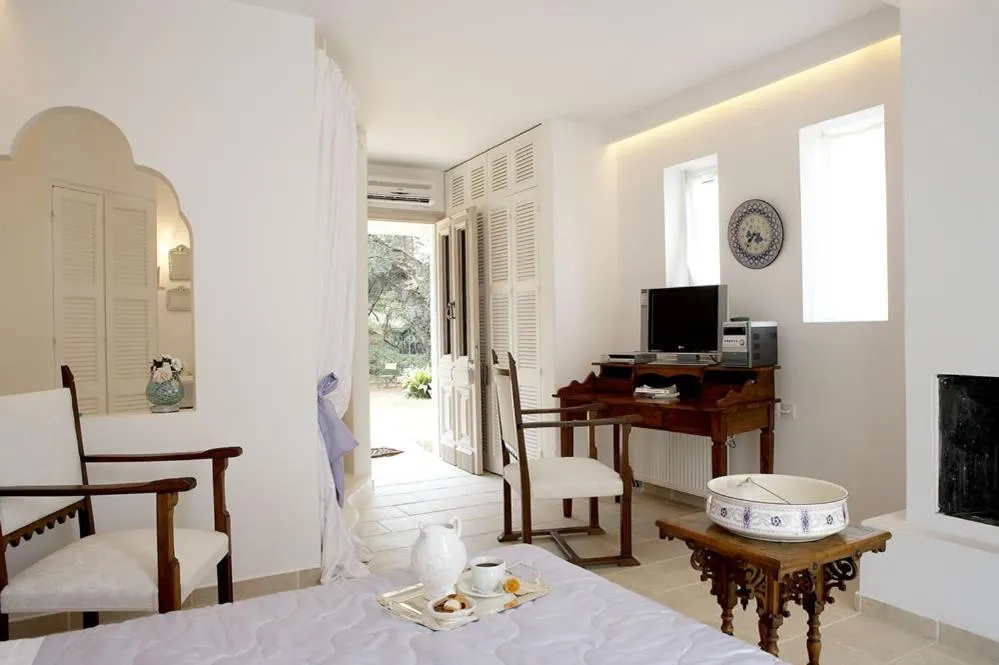 TV and multimedia in Castello Di Vista with Pool and Starlink Wifi