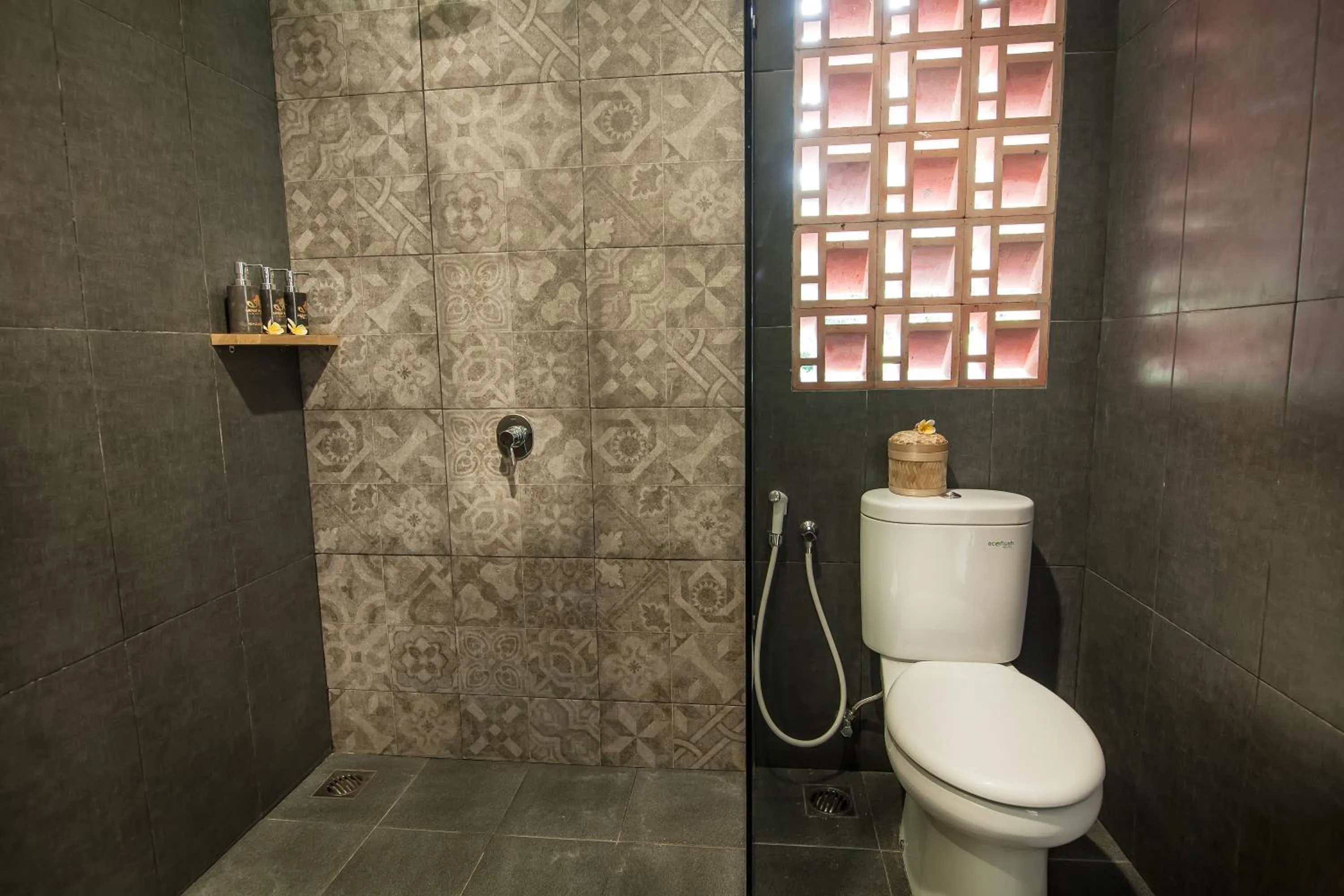 Bathroom in Merak Village by Prasi