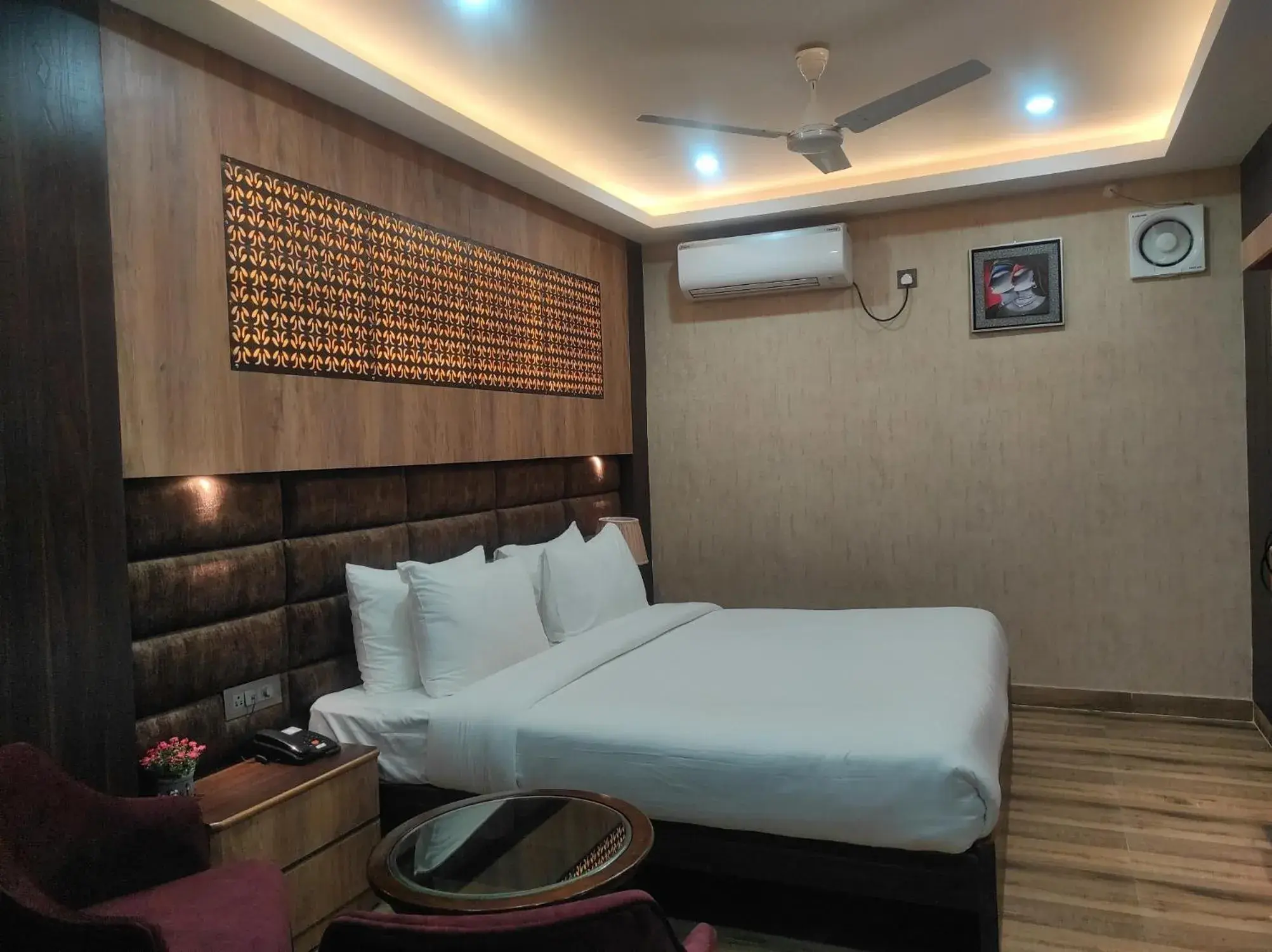 Deluxe King Room in Hotel Aavas Inn Deluxe King Room in Hotel Aavas Inn