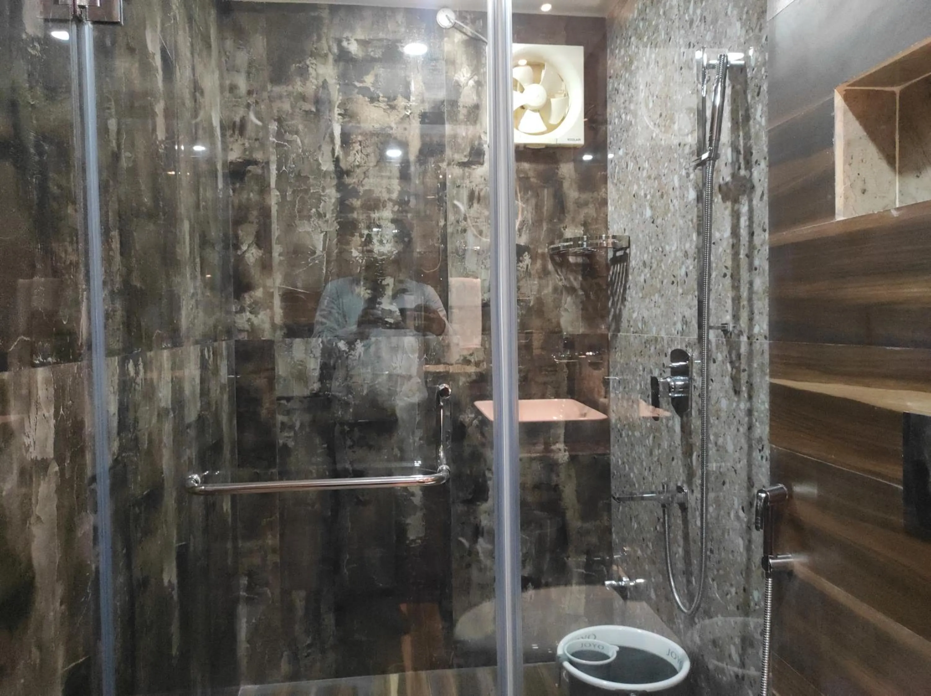 Shower in Hotel Aavas Inn