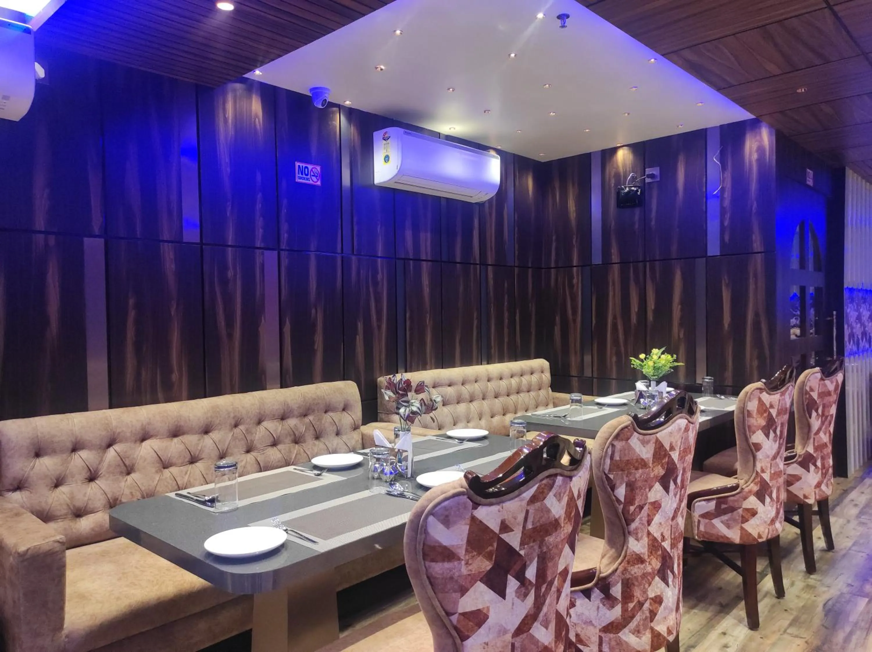 Restaurant/places to eat in Hotel Aavas Inn