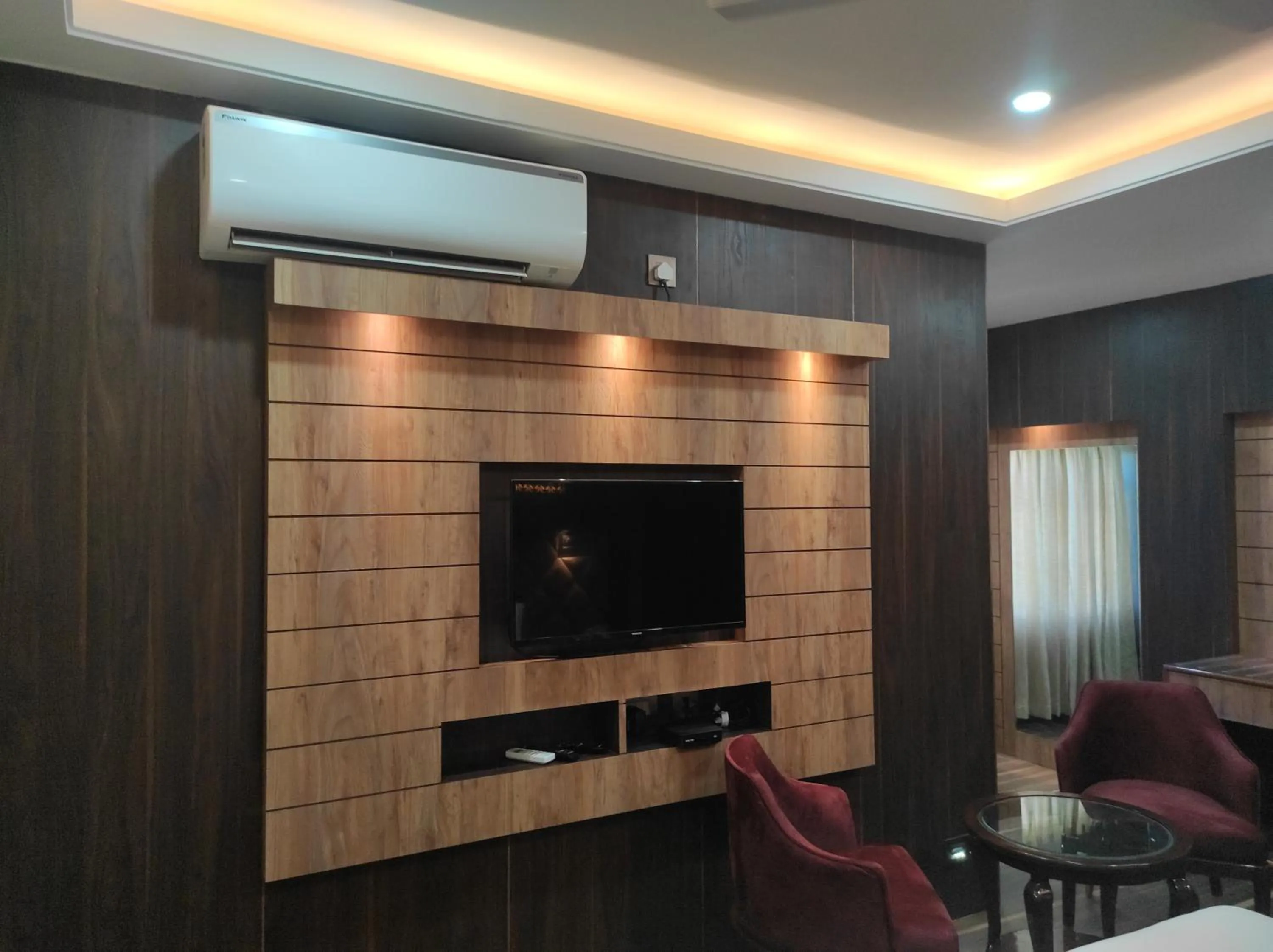 Communal lounge/ TV room in Hotel Aavas Inn