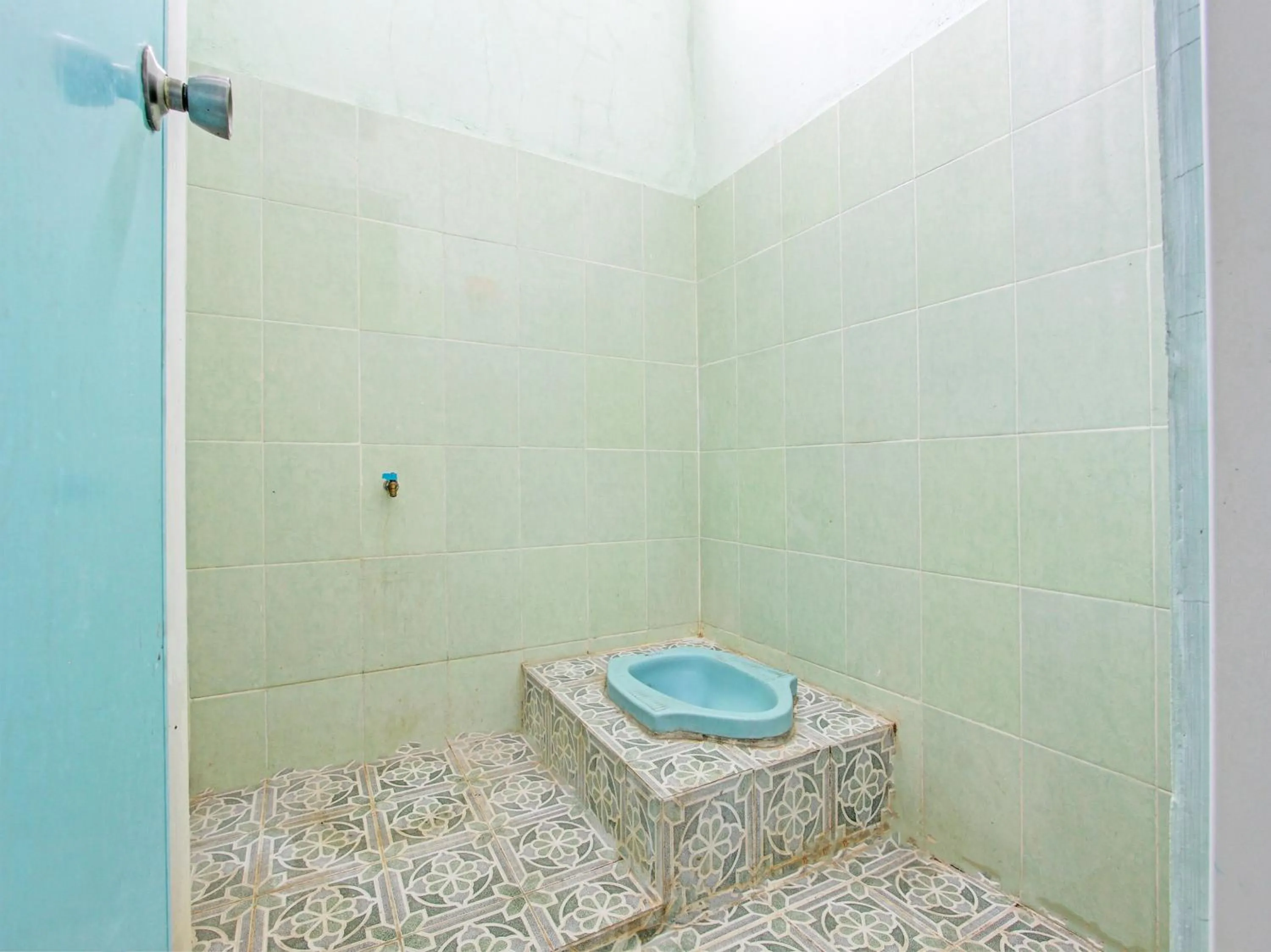 Bathroom in SPOT ON 93020 Rumah Singgah Ganjuran