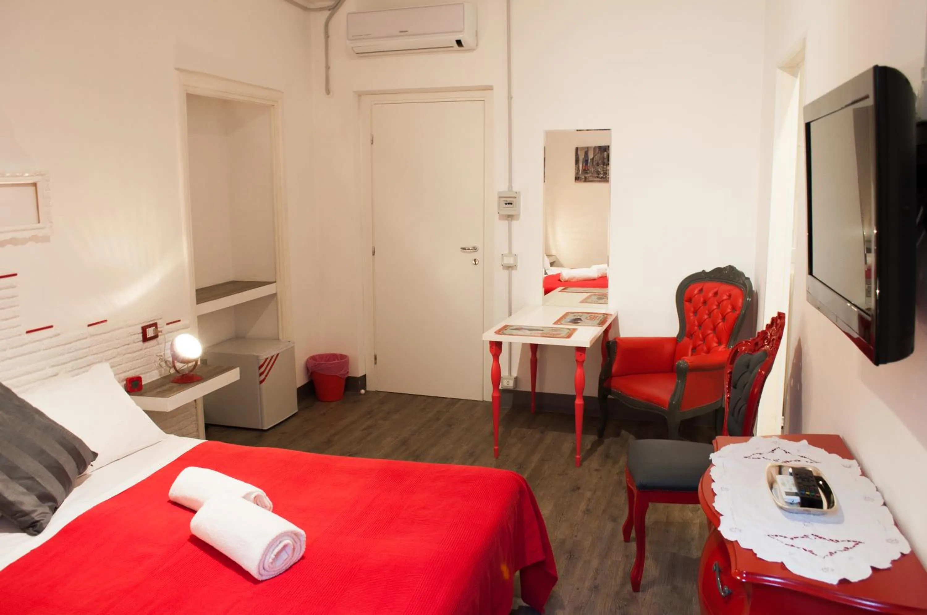 Photo of the whole room, Bed in Relais Cola Di Rienzo