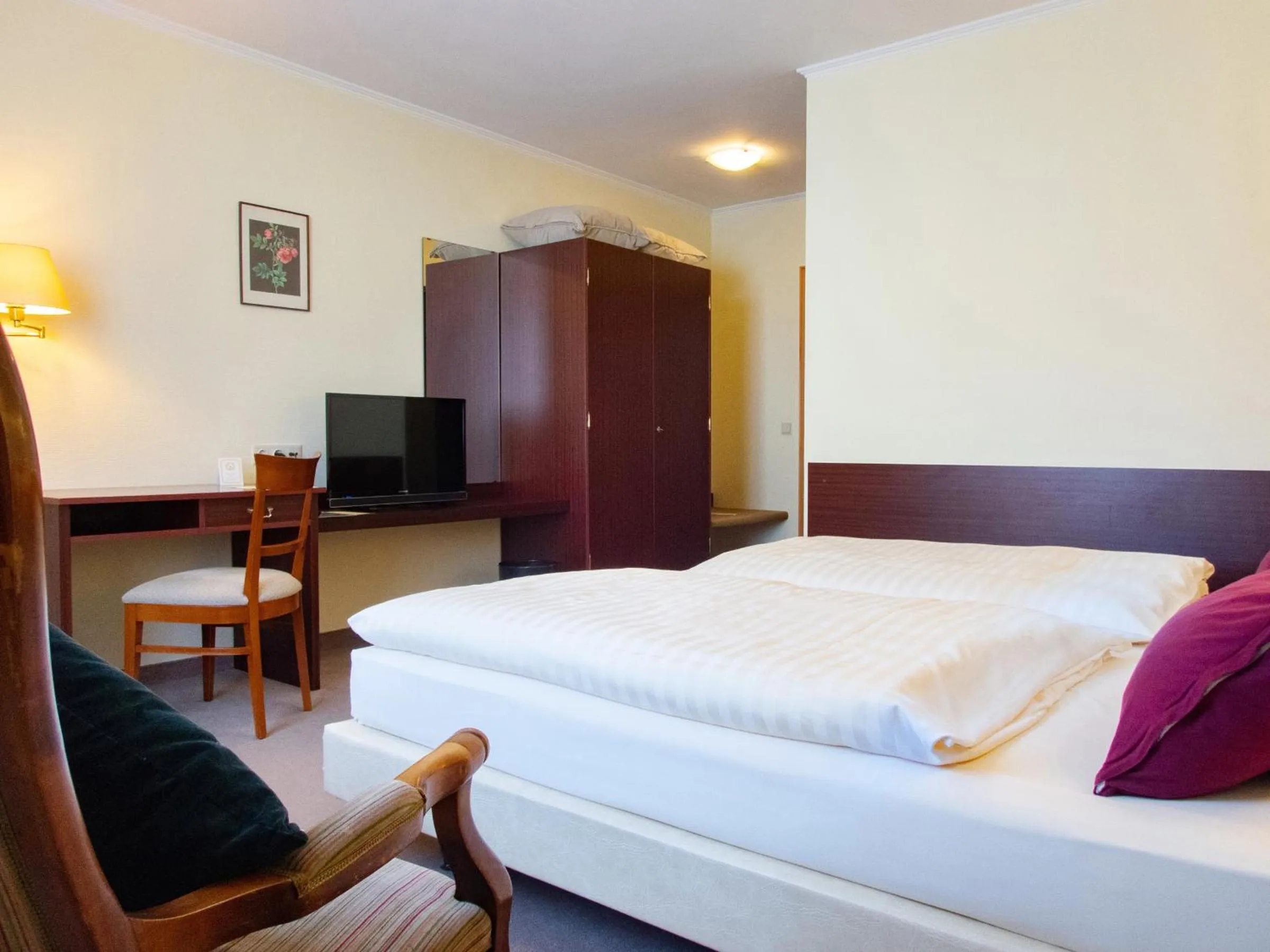 Photo of the whole room, Bed in Hotel Bürgerhof Wetzlar