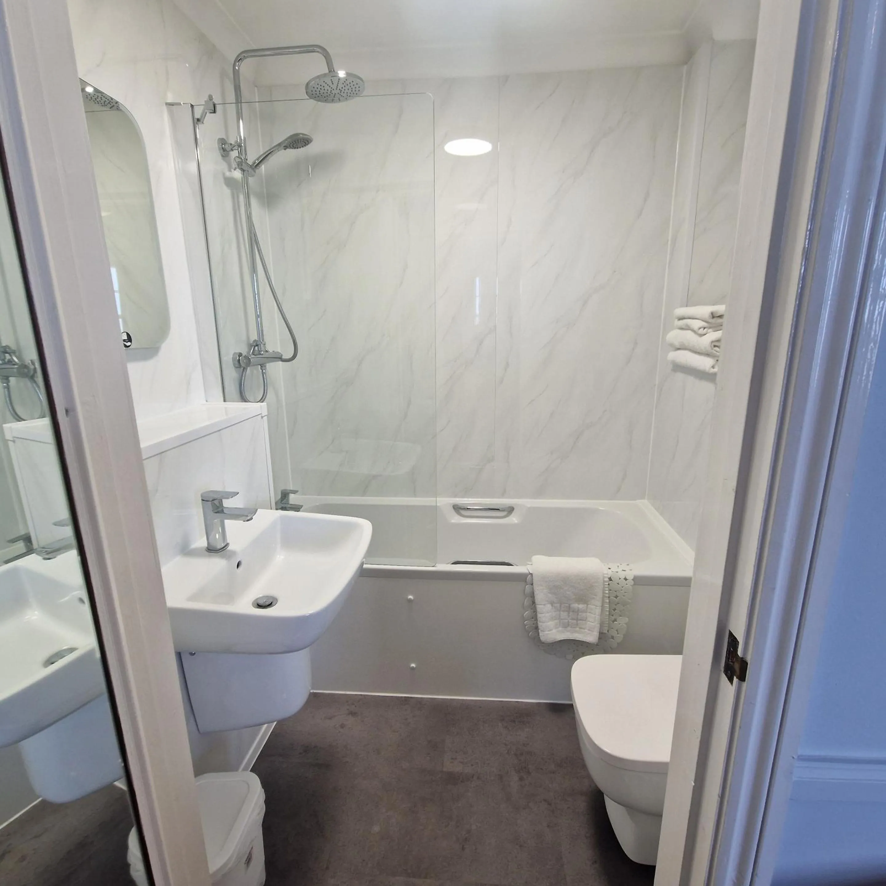 Bathroom in Dunkerley's Hotel and Restaurant