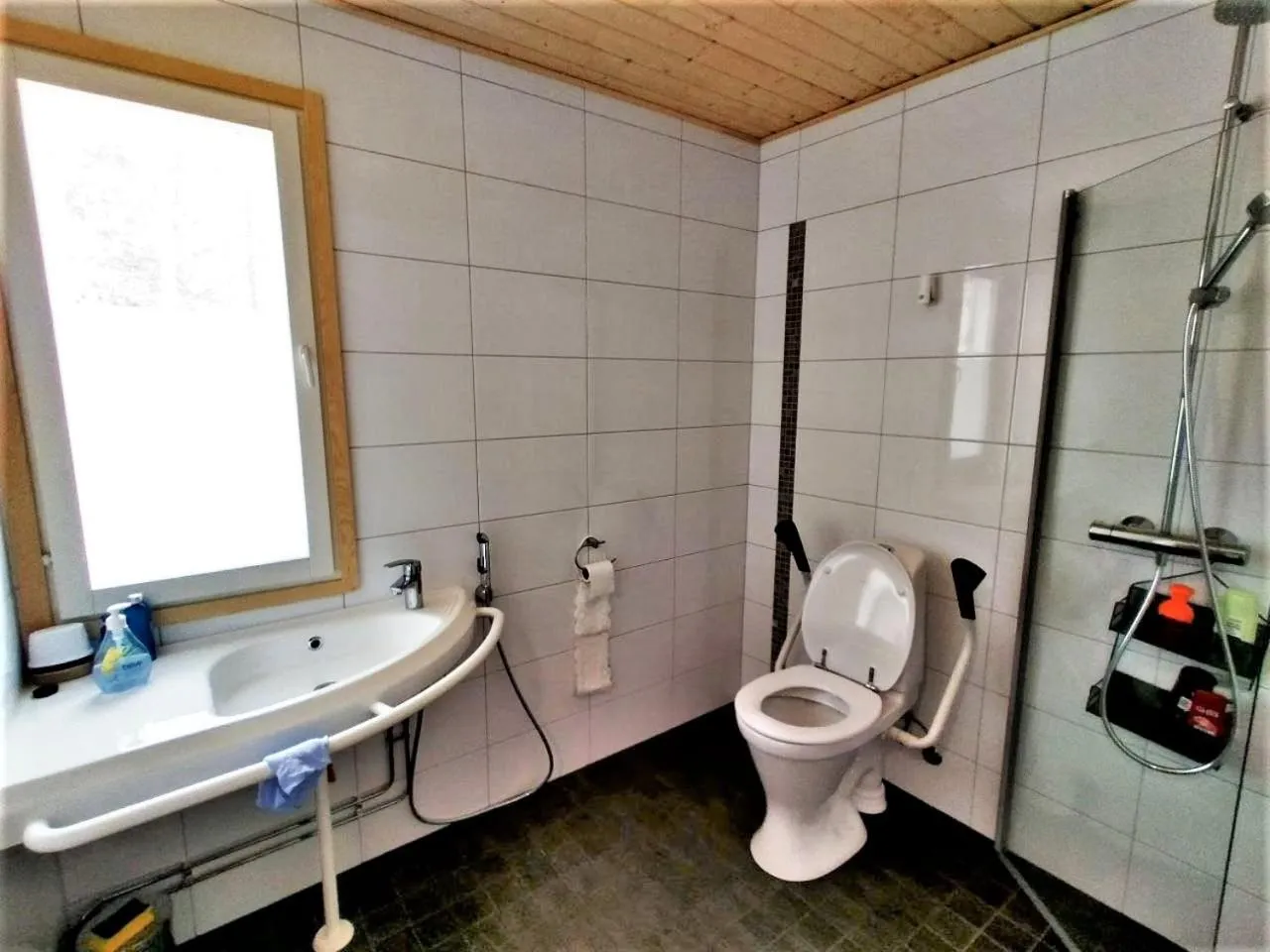 Shower in Old Pine Husky Lodge