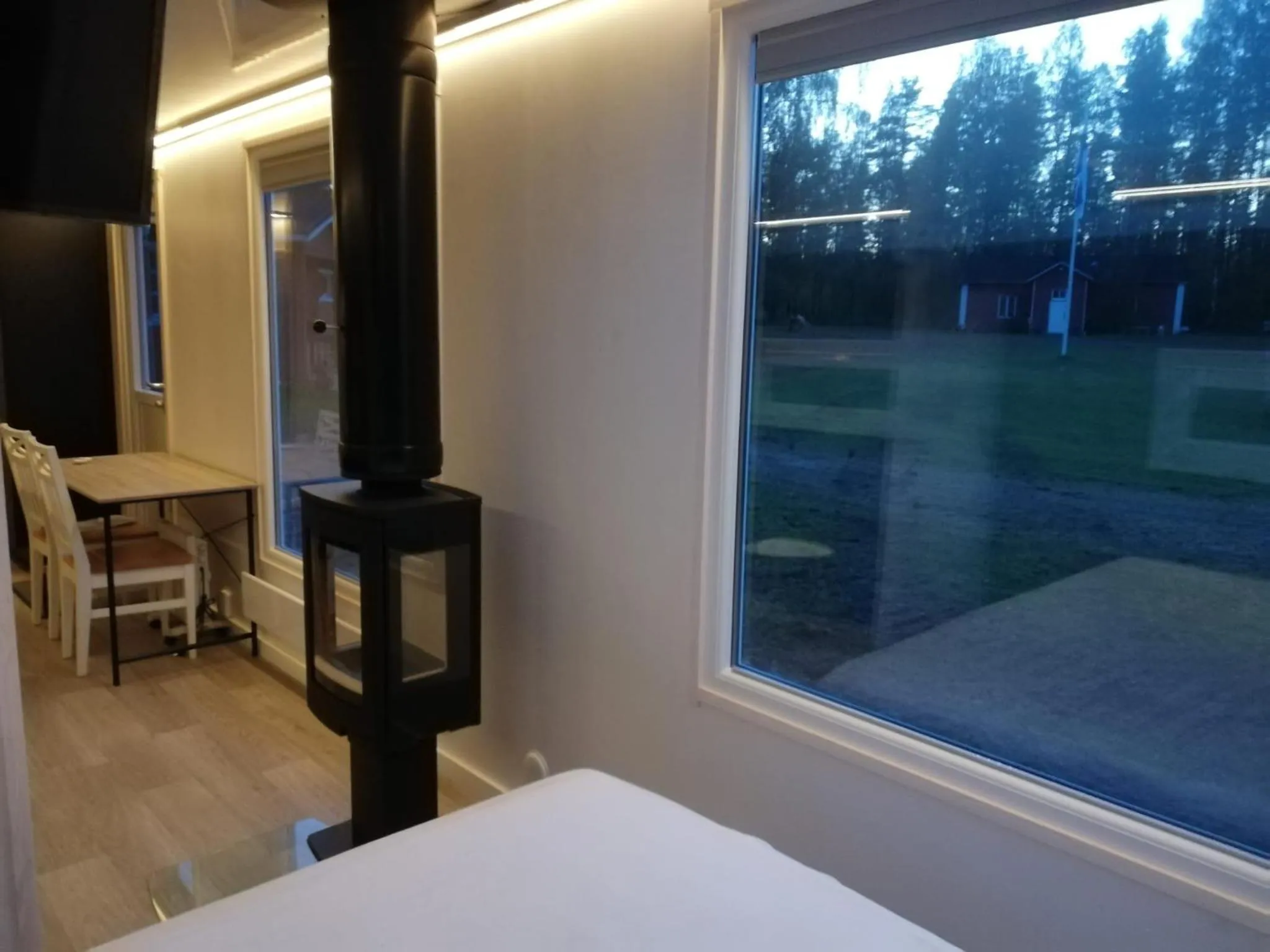 Photo of the whole room, Bed in Old Pine Husky Lodge