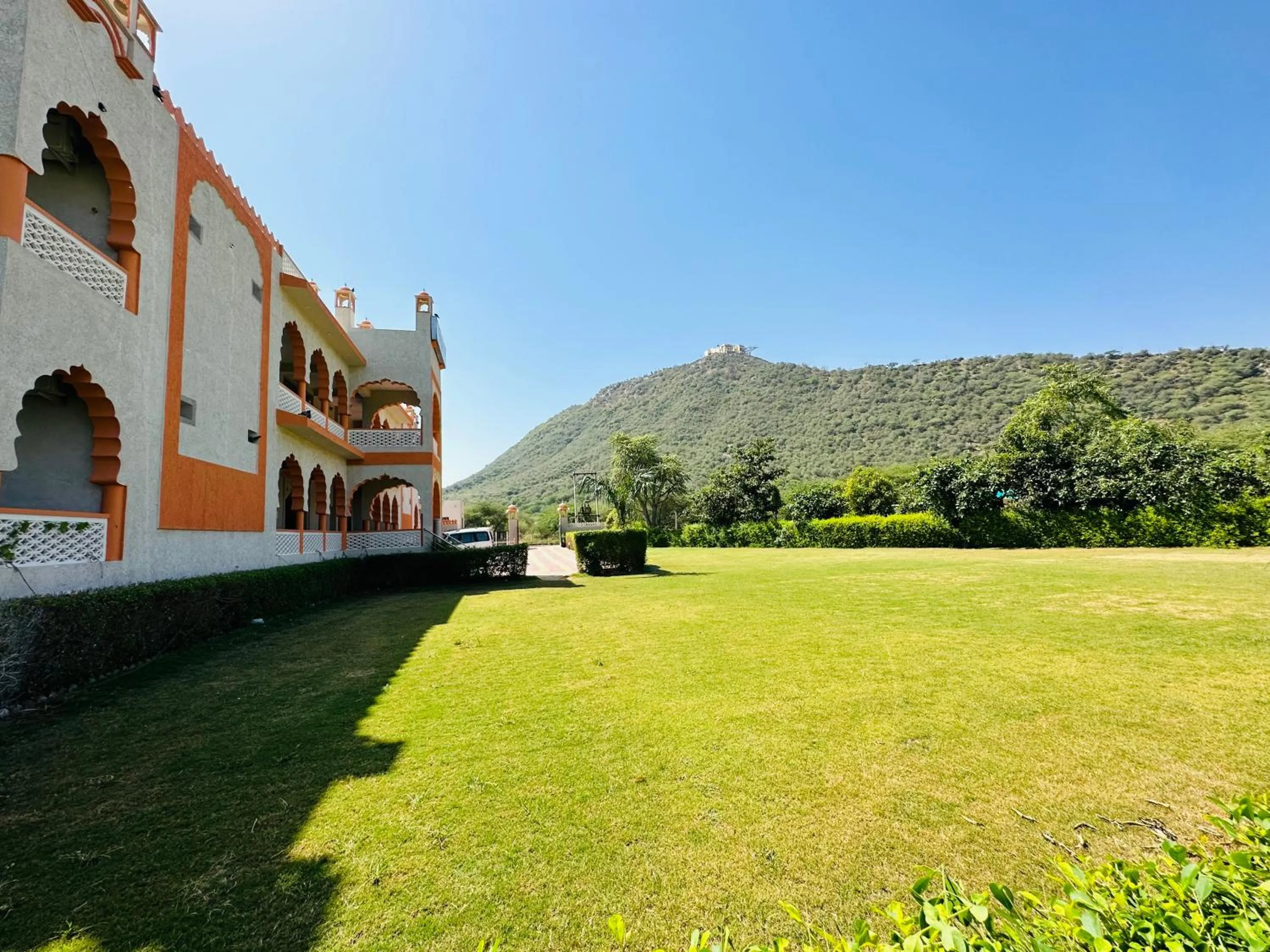 Siddarth Resort - Mountain View with Pool