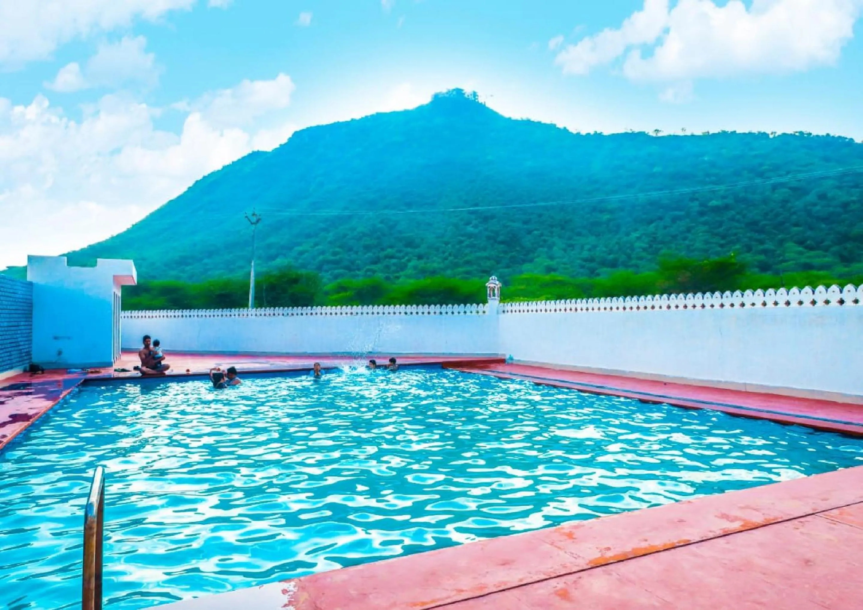Swimming pool in Siddarth Resort - Mountain View with Pool