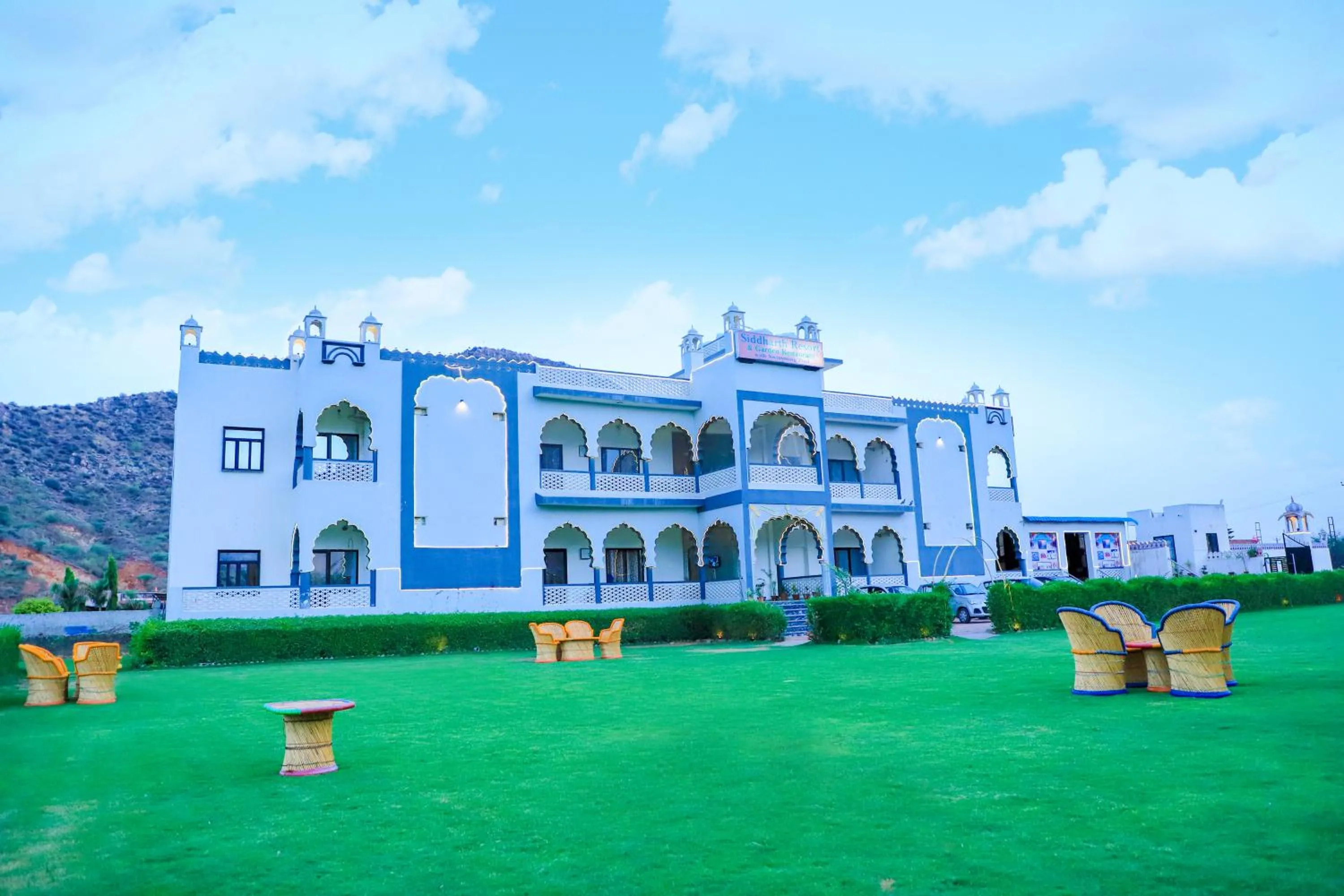 Siddarth Resort - Mountain View with Pool