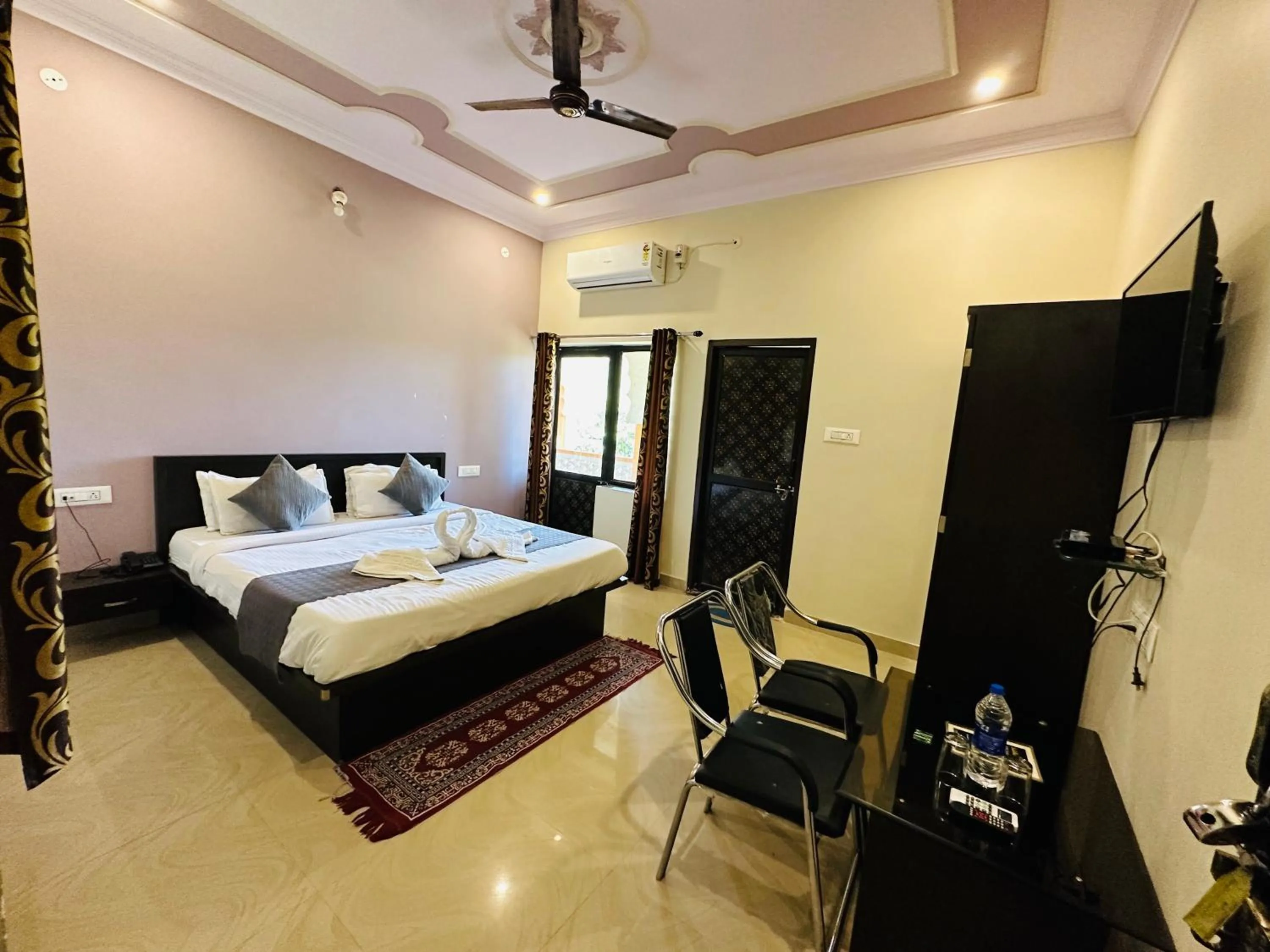 Siddarth Resort - Mountain View with Pool