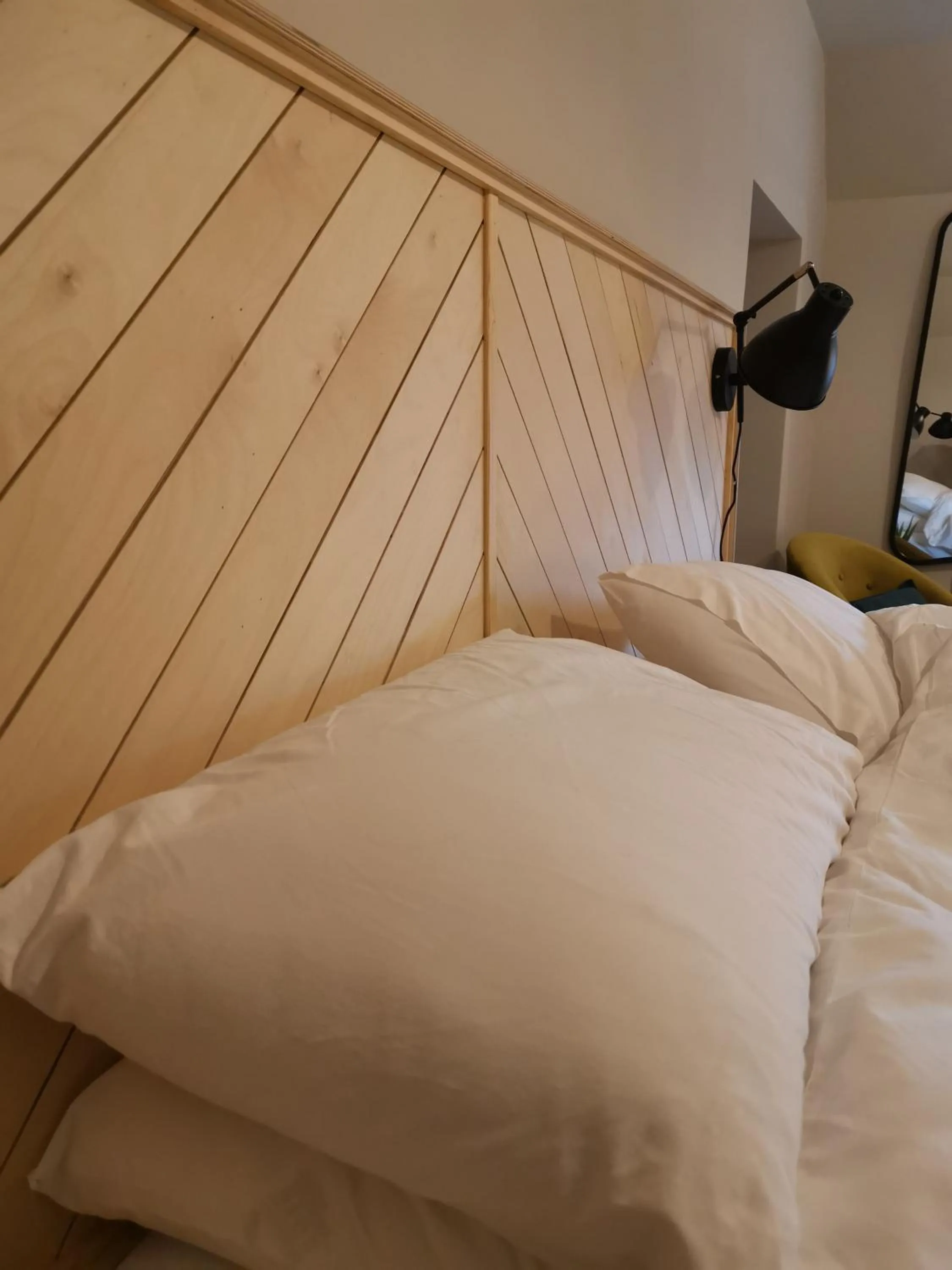 Bedroom, Bed in Exelby Green Dragon