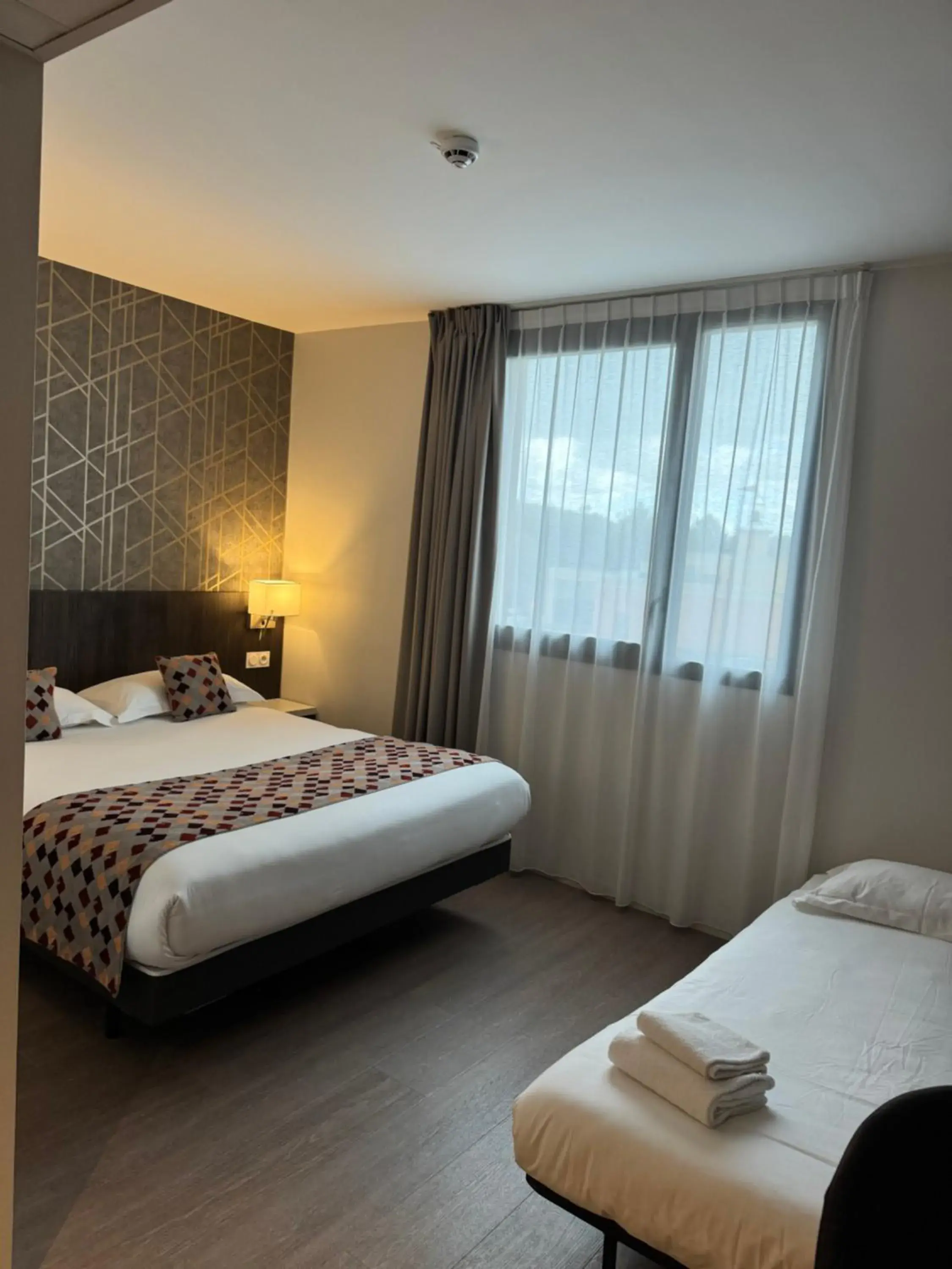 Superior Triple Room in Brit Hotel Ploermel - Hotel de l'Hippodrome Superior Triple Room in Brit Hotel Ploermel - Hotel de l'Hippodrome