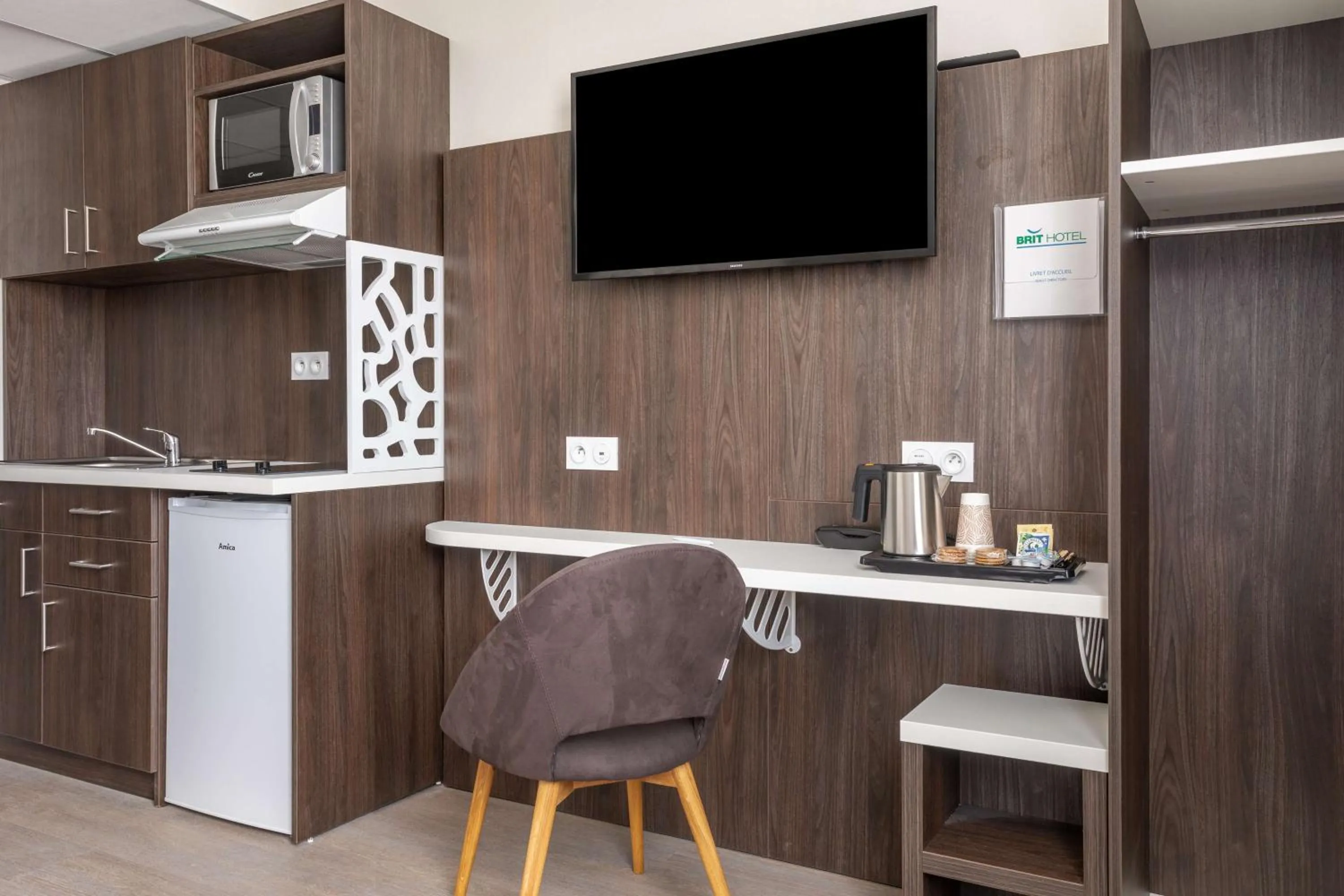 Kitchen or kitchenette in Brit Hotel Ploermel - Hotel de l'Hippodrome