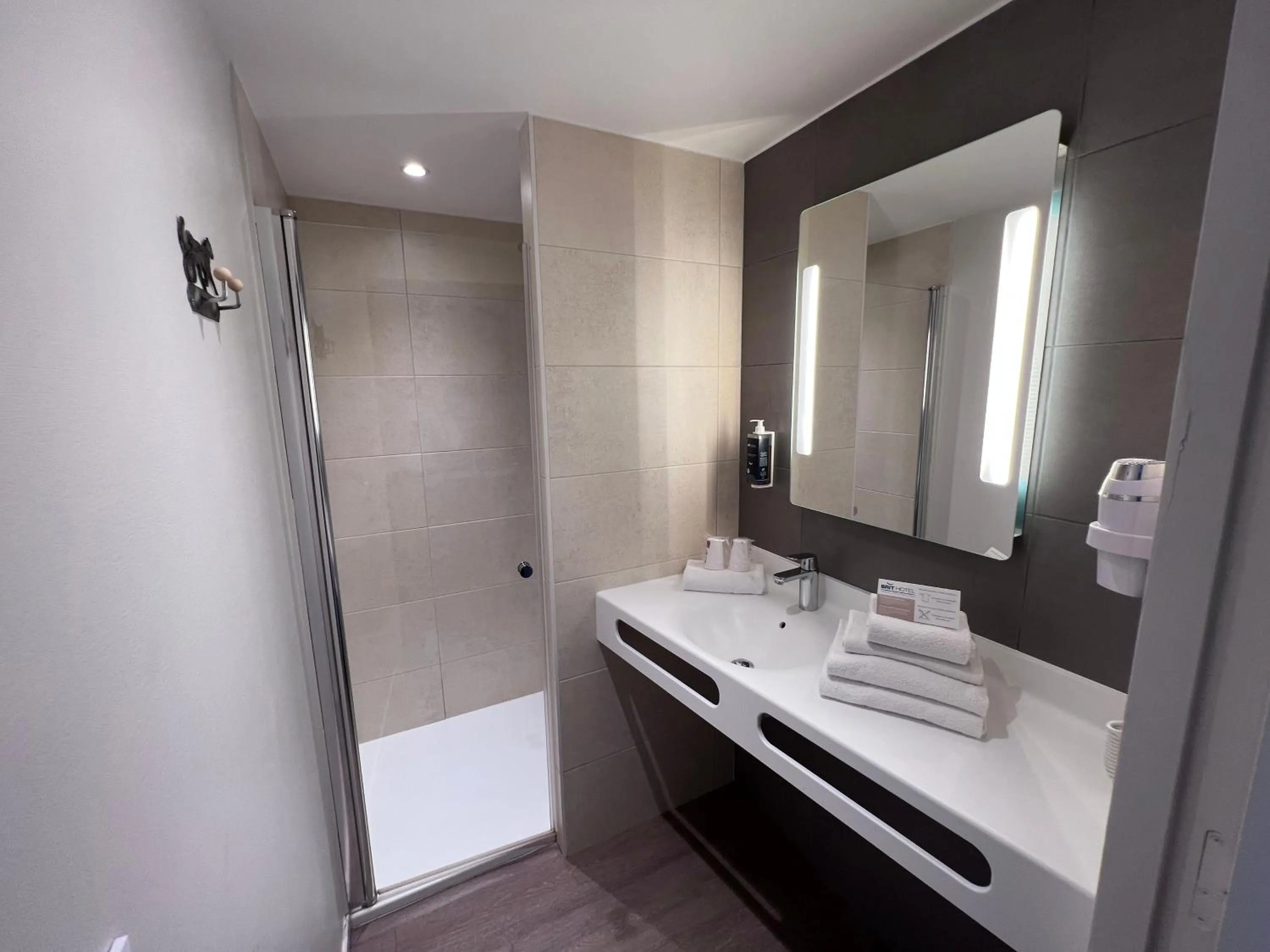 Shower in Brit Hotel Ploermel - Hotel de l'Hippodrome