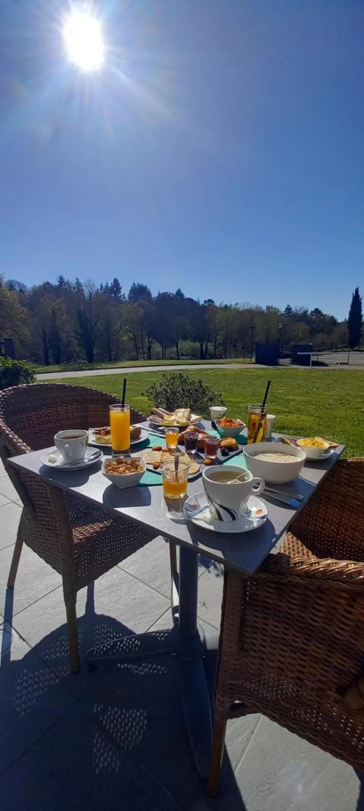 Breakfast in Brit Hotel Ploermel - Hotel de l'Hippodrome