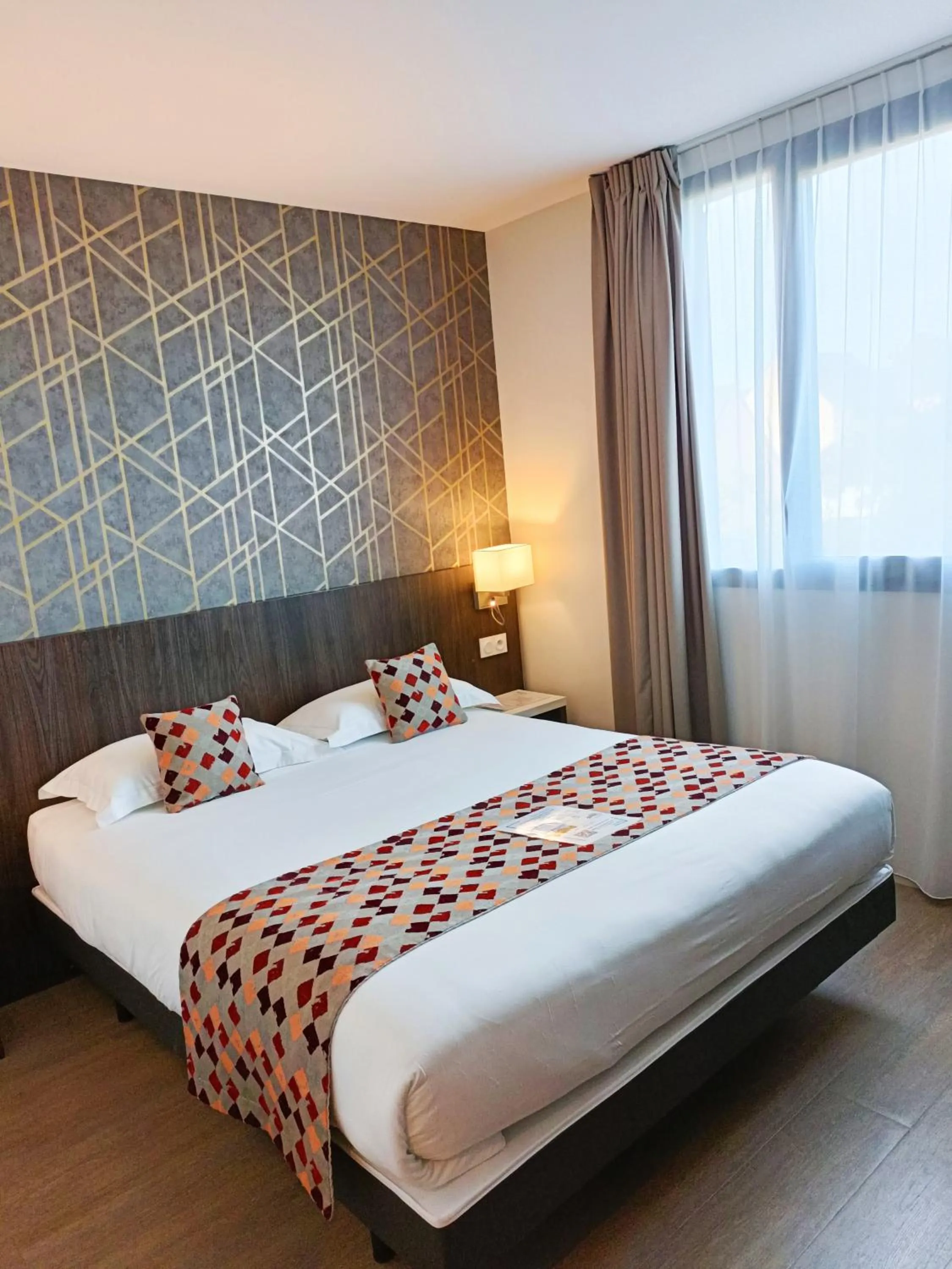 Bed in Brit Hotel Ploermel - Hotel de l'Hippodrome