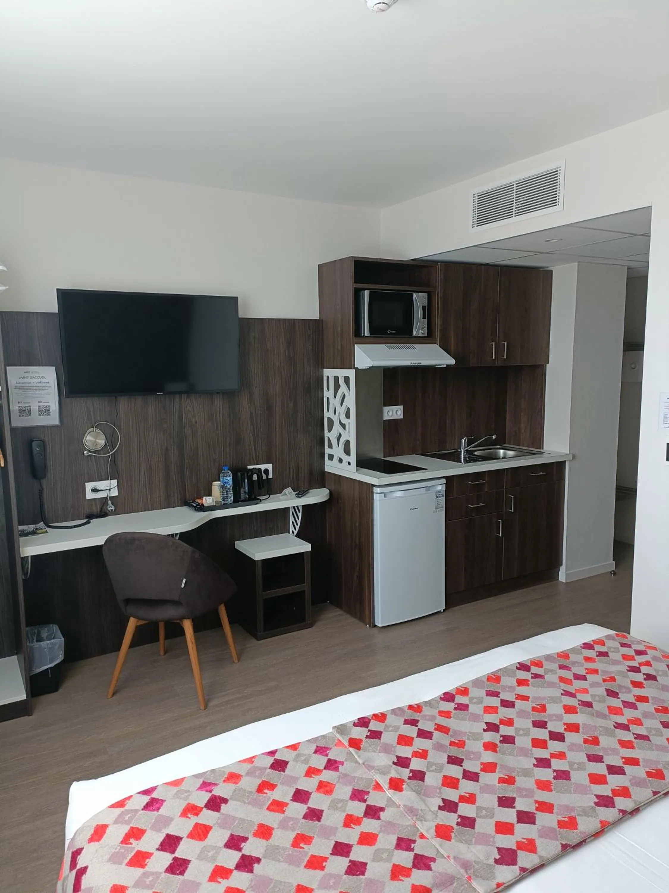 Bed in Brit Hotel Ploermel - Hotel de l'Hippodrome