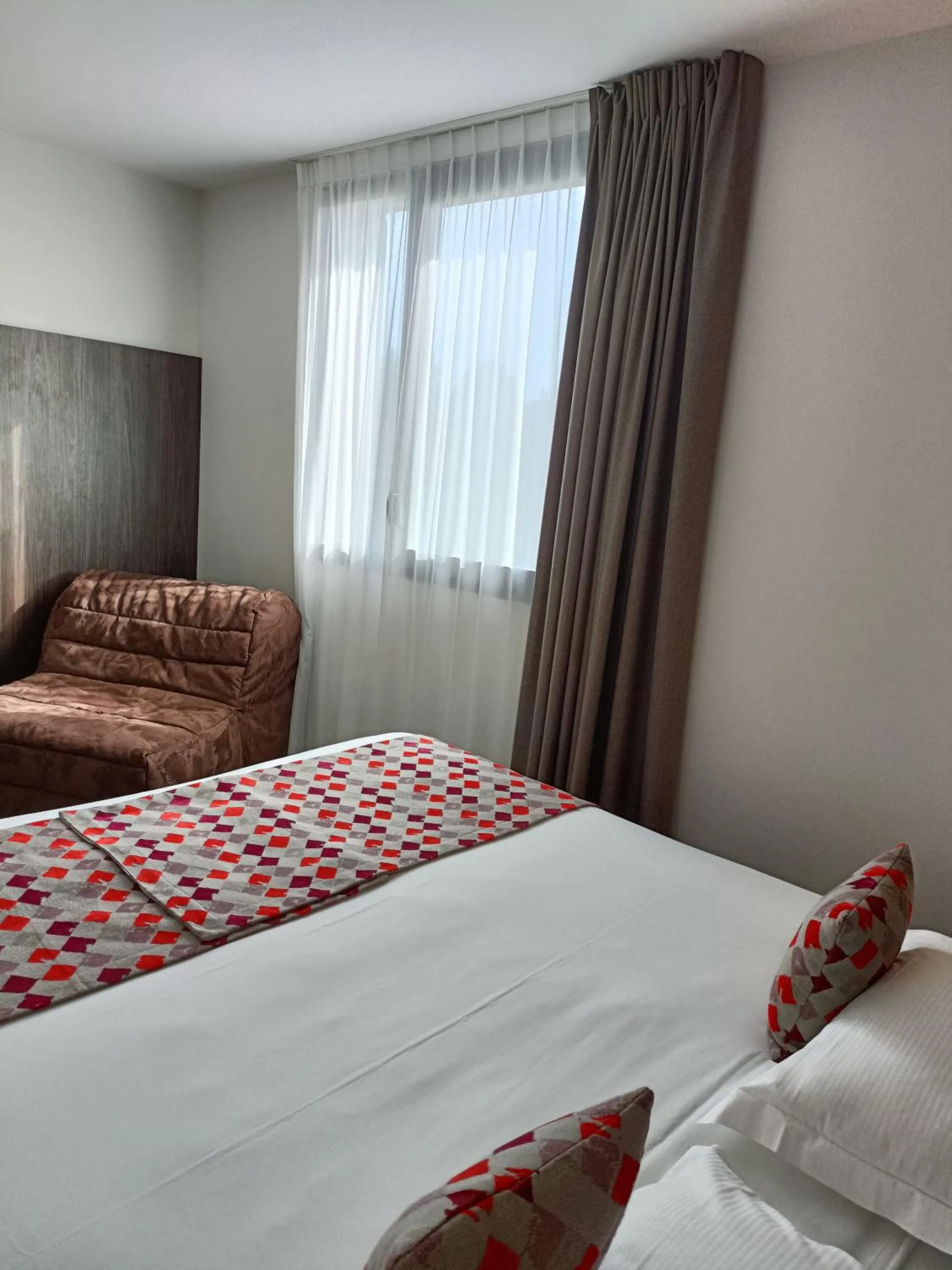 Bed in Brit Hotel Ploermel - Hotel de l'Hippodrome