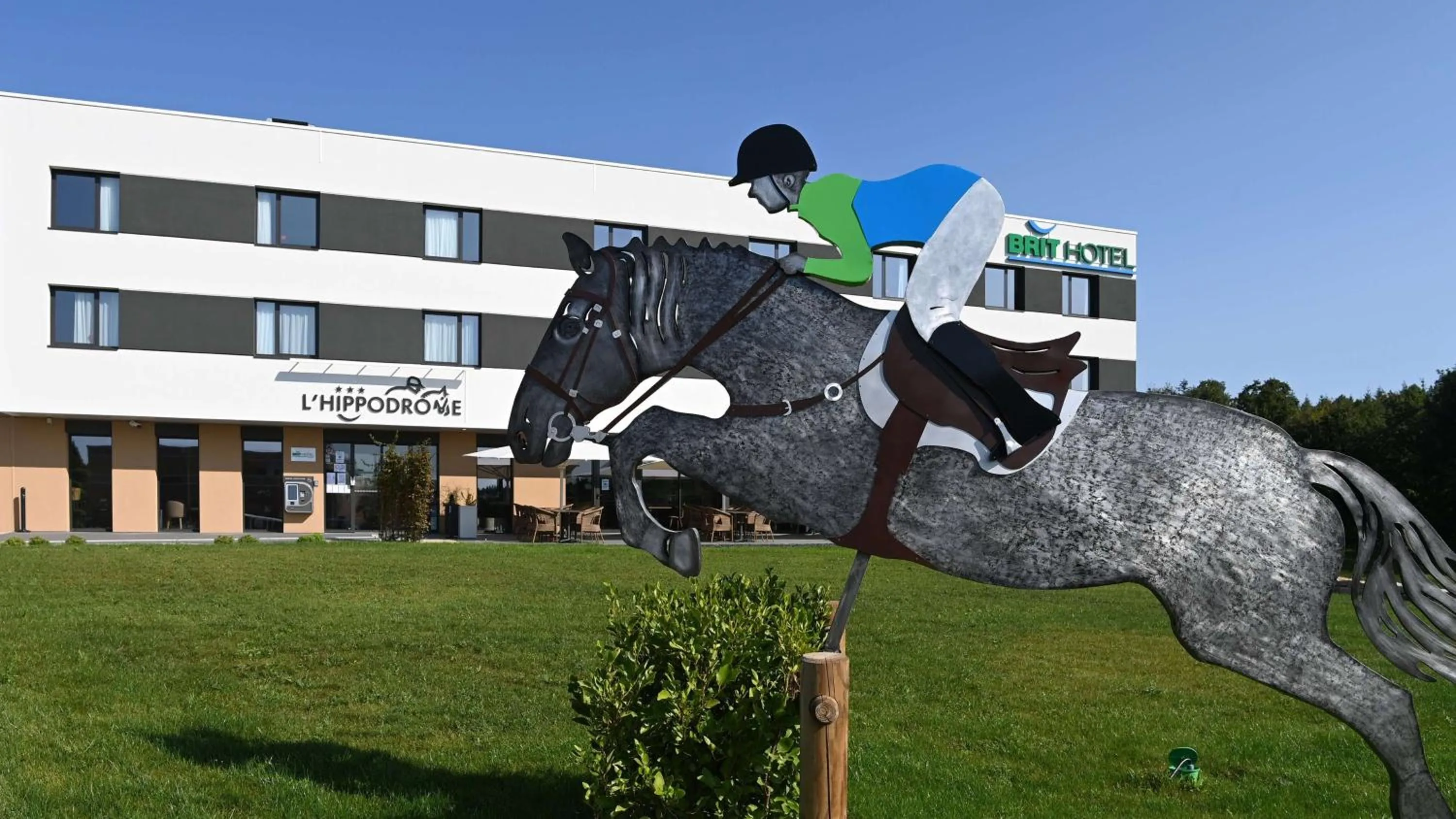 Property building in Brit Hotel Ploermel - Hotel de l'Hippodrome