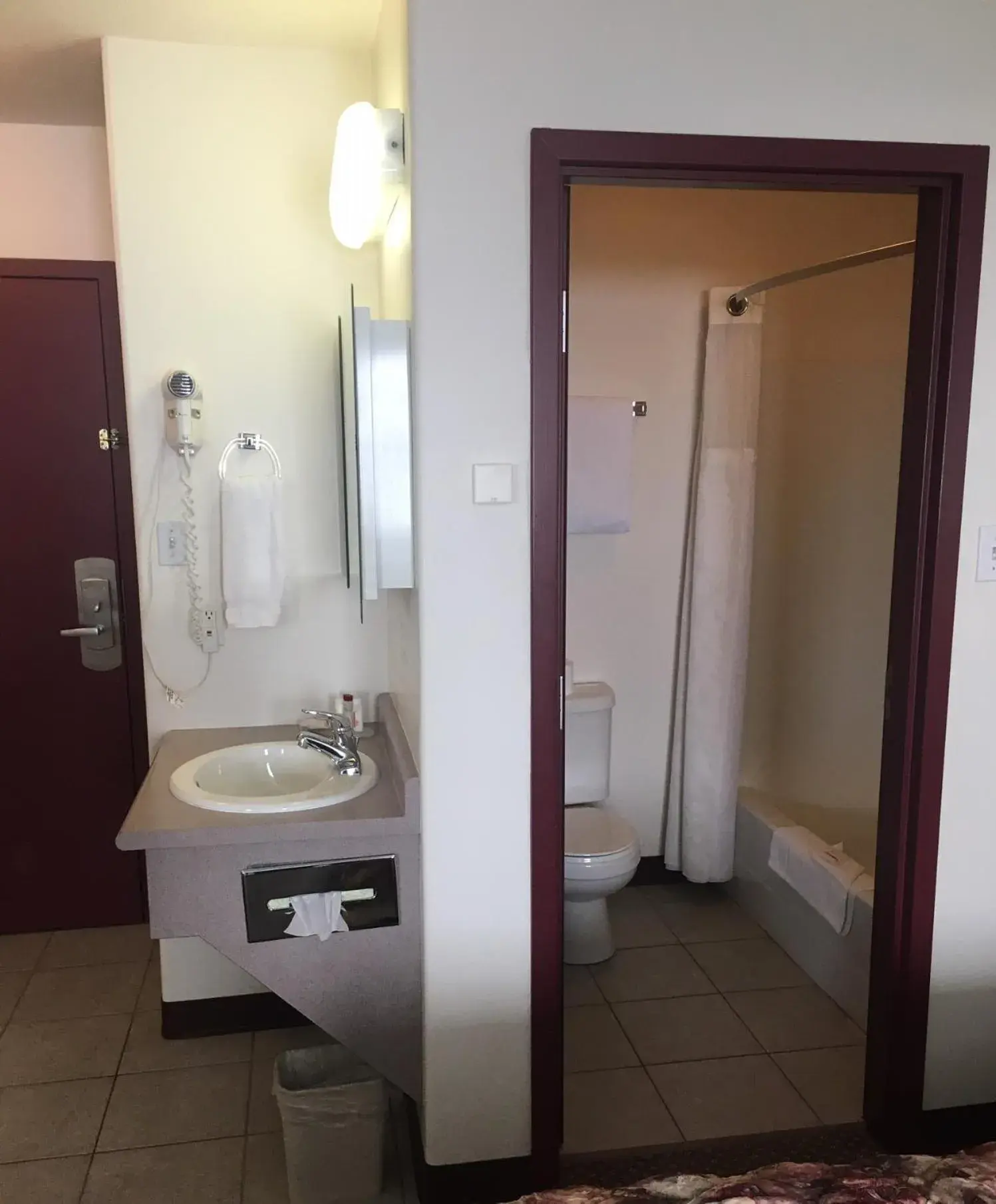 Double Room with Shared Bathroom - single occupancy in Almada Inn Double Room with Shared Bathroom - single occupancy in Almada Inn