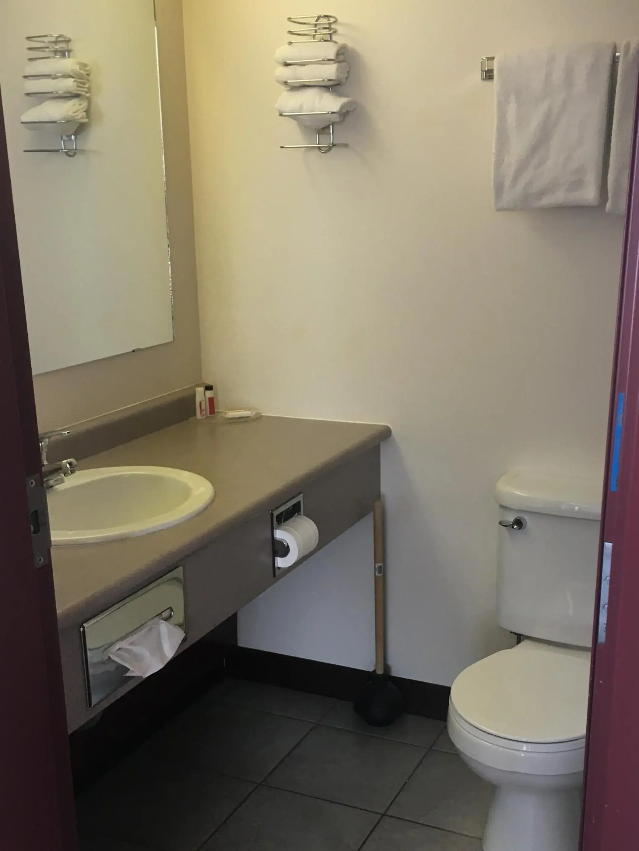 Queen Studio - single occupancy in Almada Inn Queen Studio - single occupancy in Almada Inn