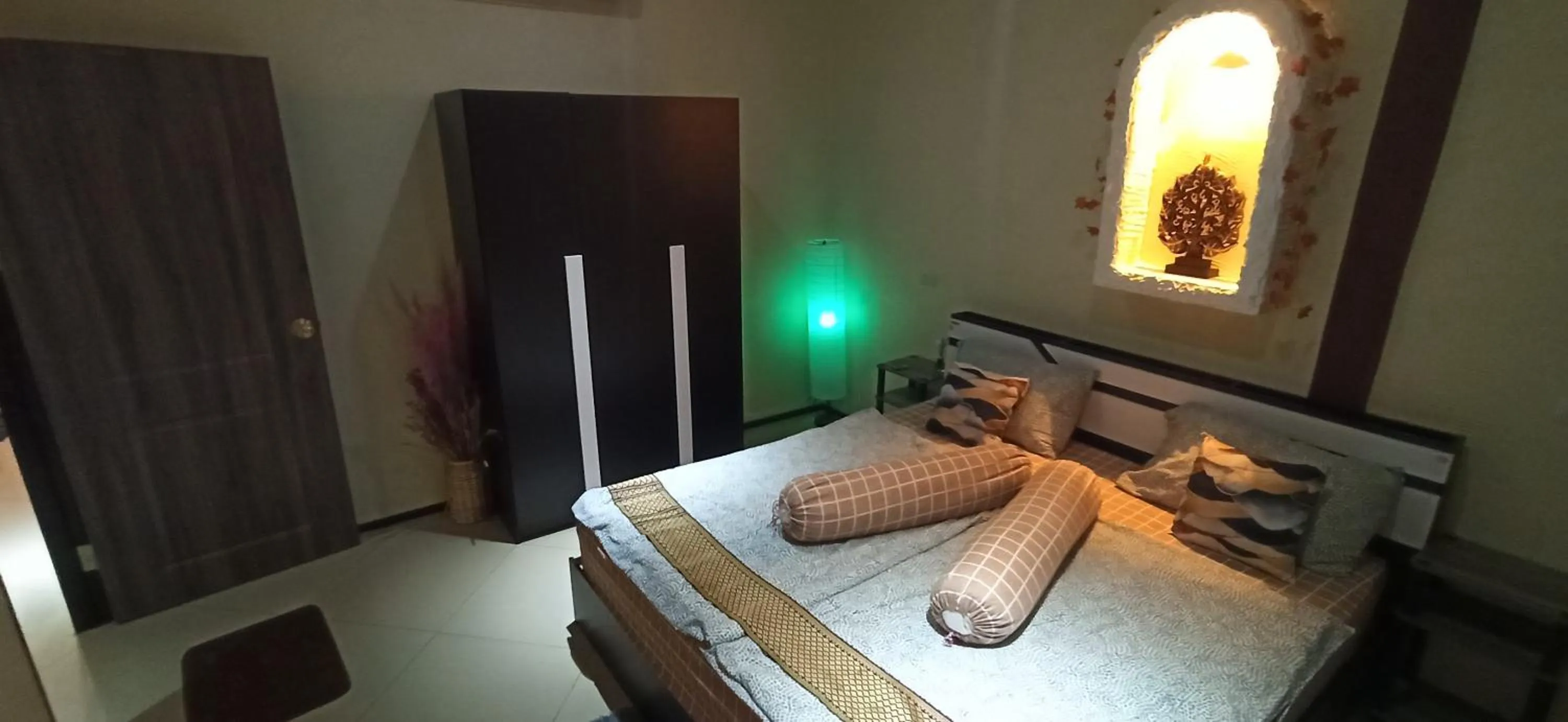 Bedroom, Bed in Touch the Wind