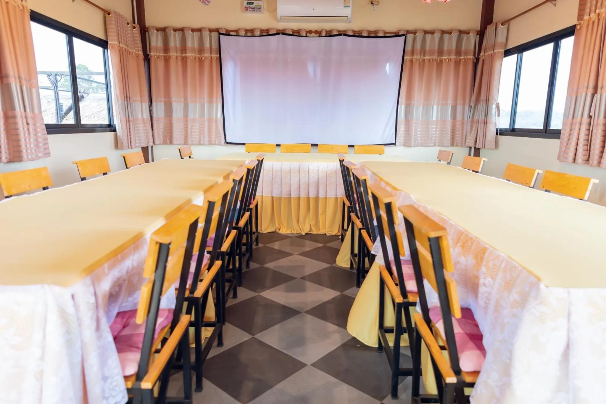 Business facilities in Touch the Wind