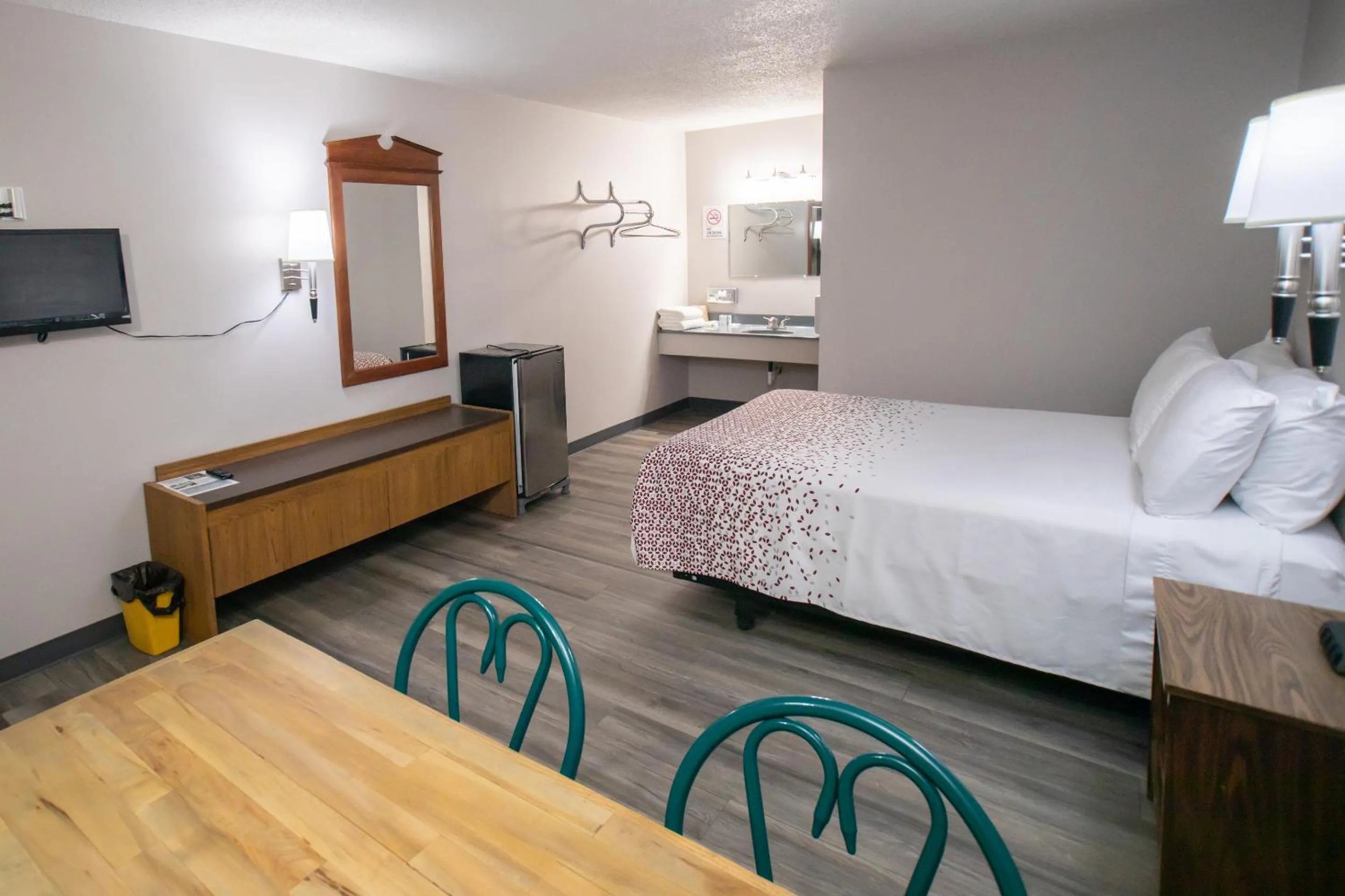 Photo of the whole room, Bed in Shady Rest Motel