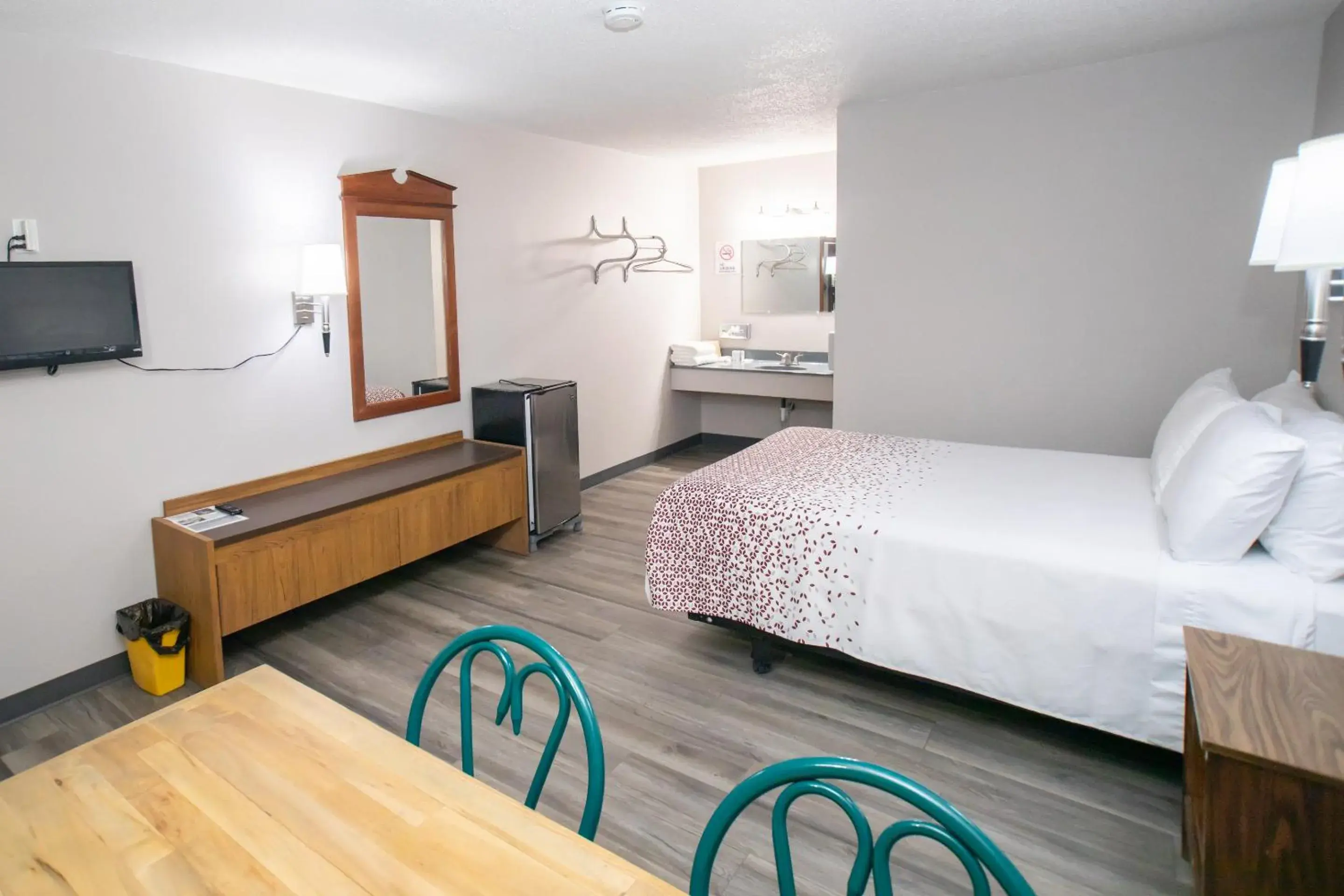 Deluxe Queen Suite in Shady Rest Motel Deluxe Queen Suite in Shady Rest Motel