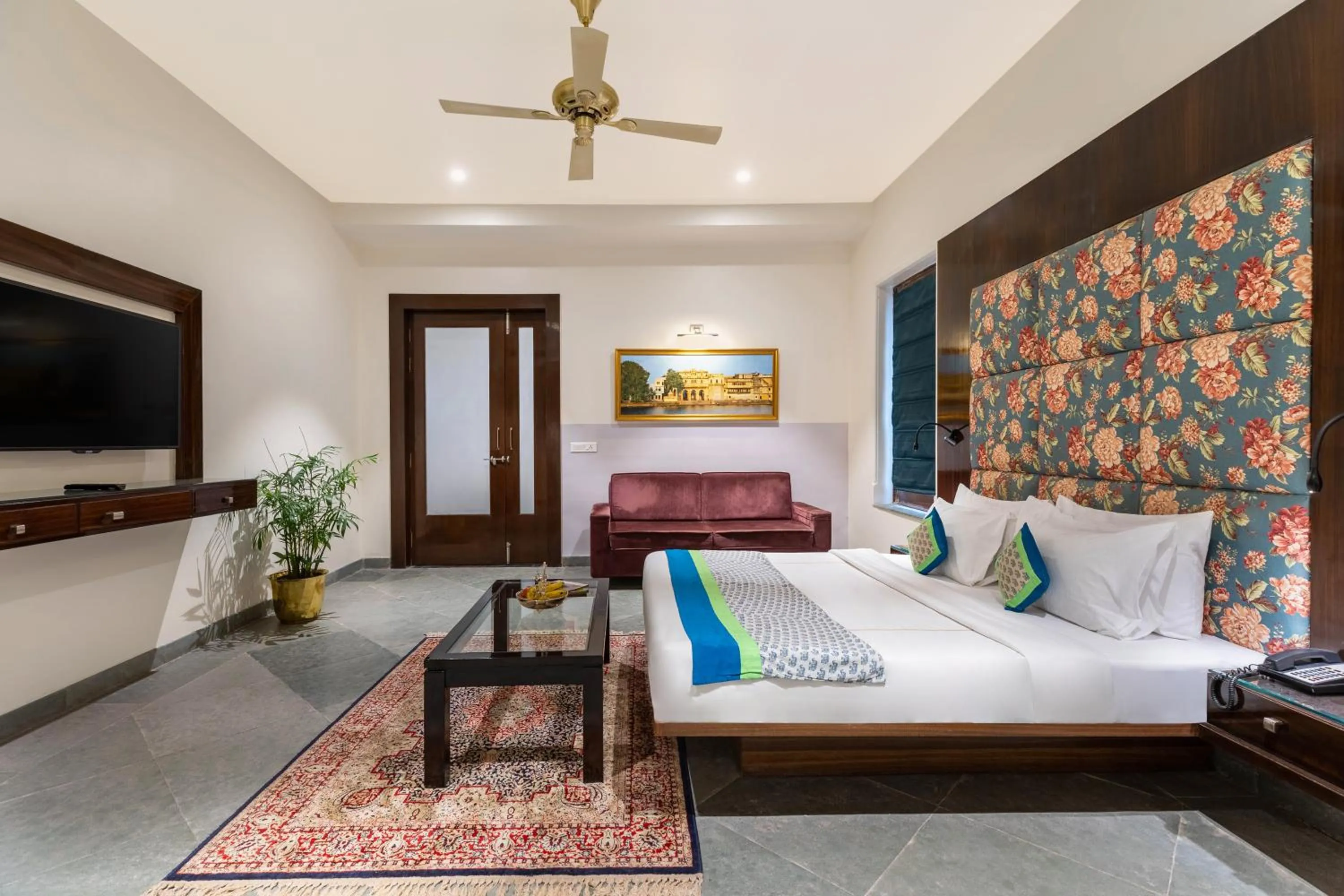 TV and multimedia, Bed in Brahma Niwas - Best Lake View Hotel in Udaipur