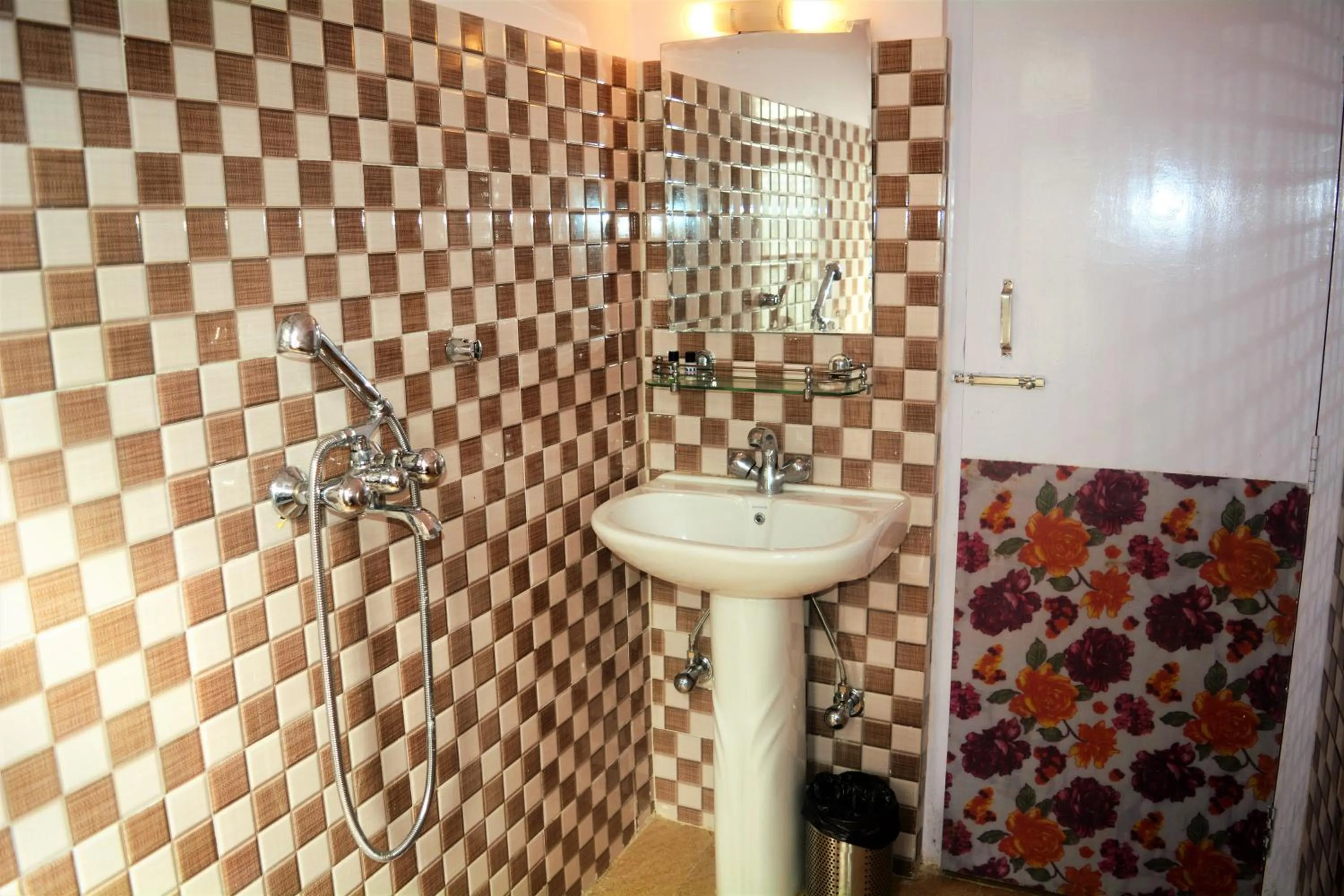 Bathroom in Rufina Lachung de'CROWN