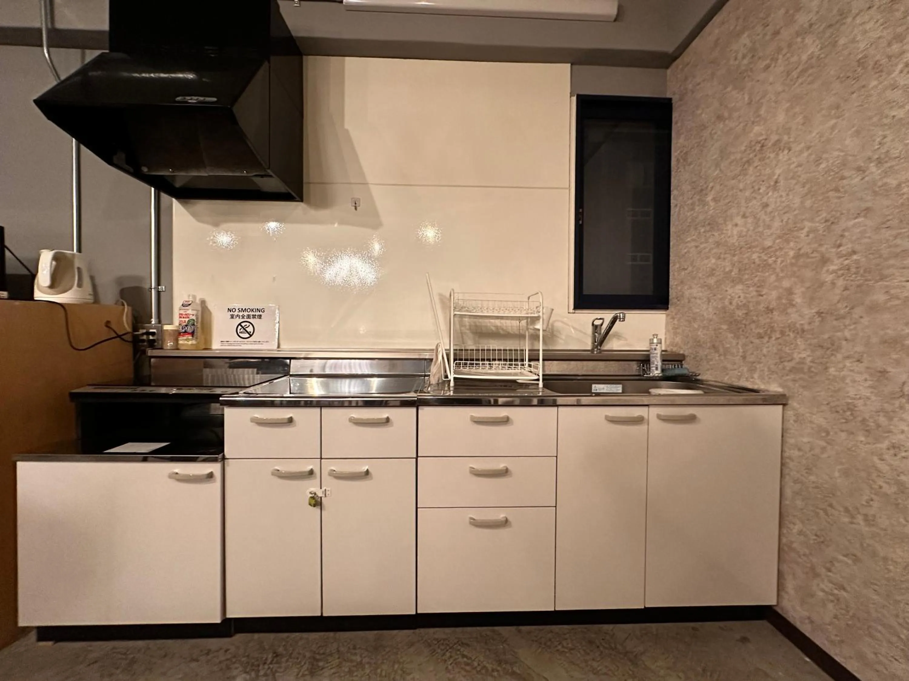 kitchen in Economy Hotel Upashi