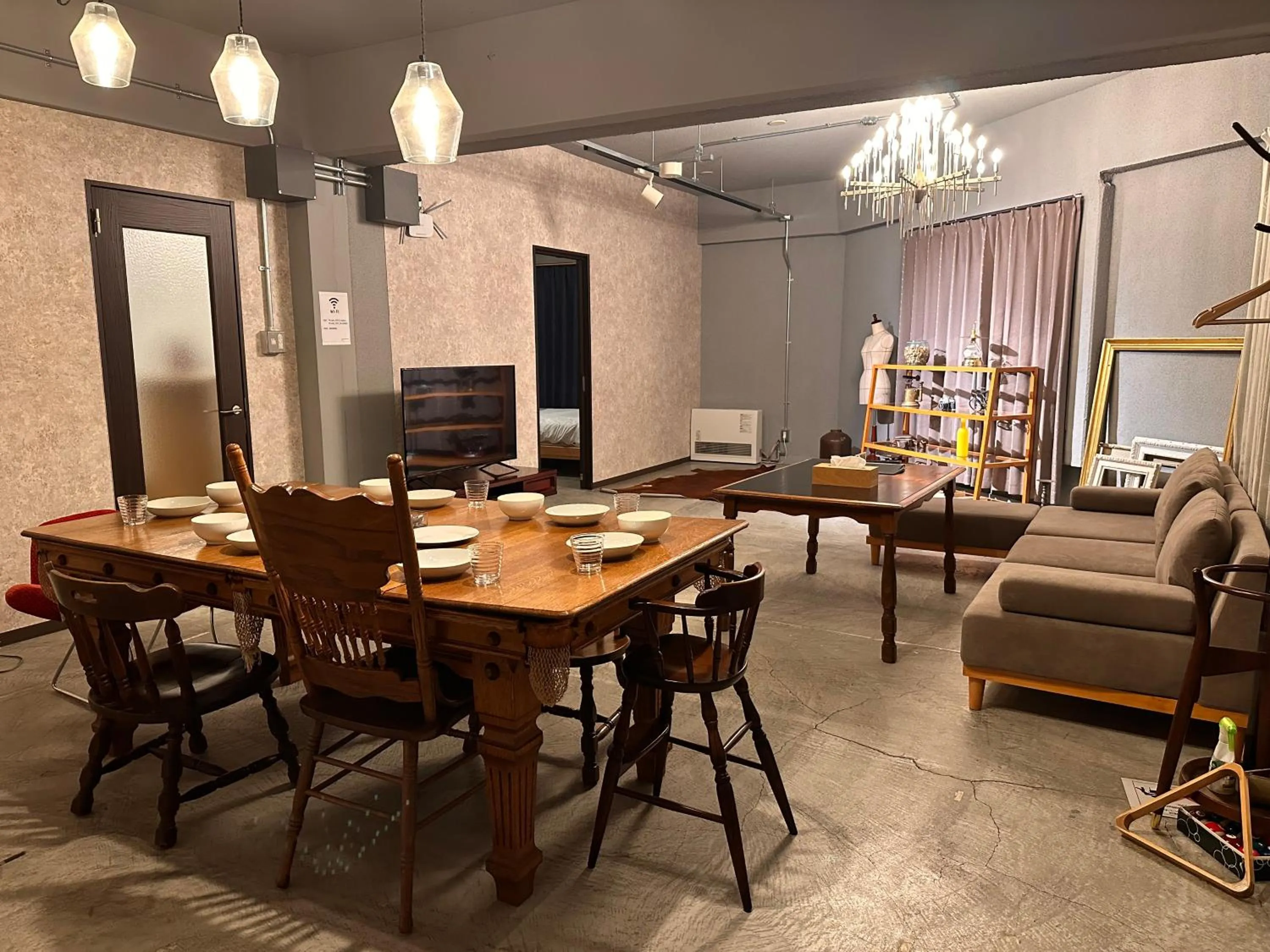 Dining area in Economy Hotel Upashi