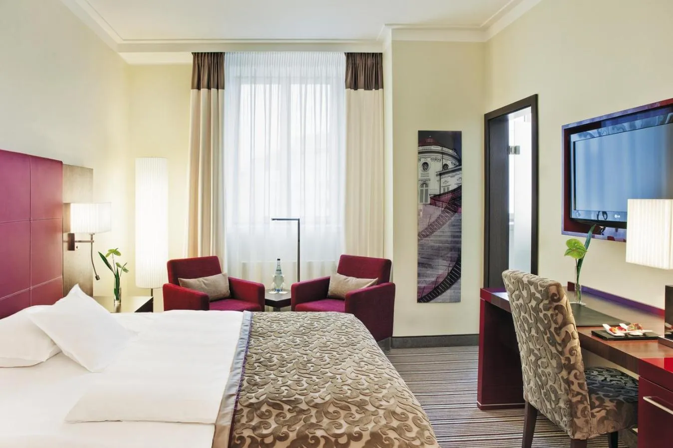 Photo of the whole room, Bed in Steigenberger Graf Zeppelin