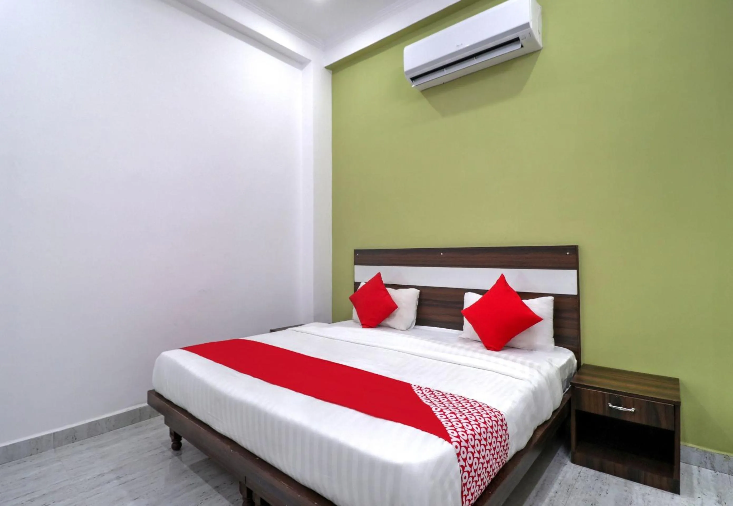 Facade/entrance, Bed in Hotel O White House