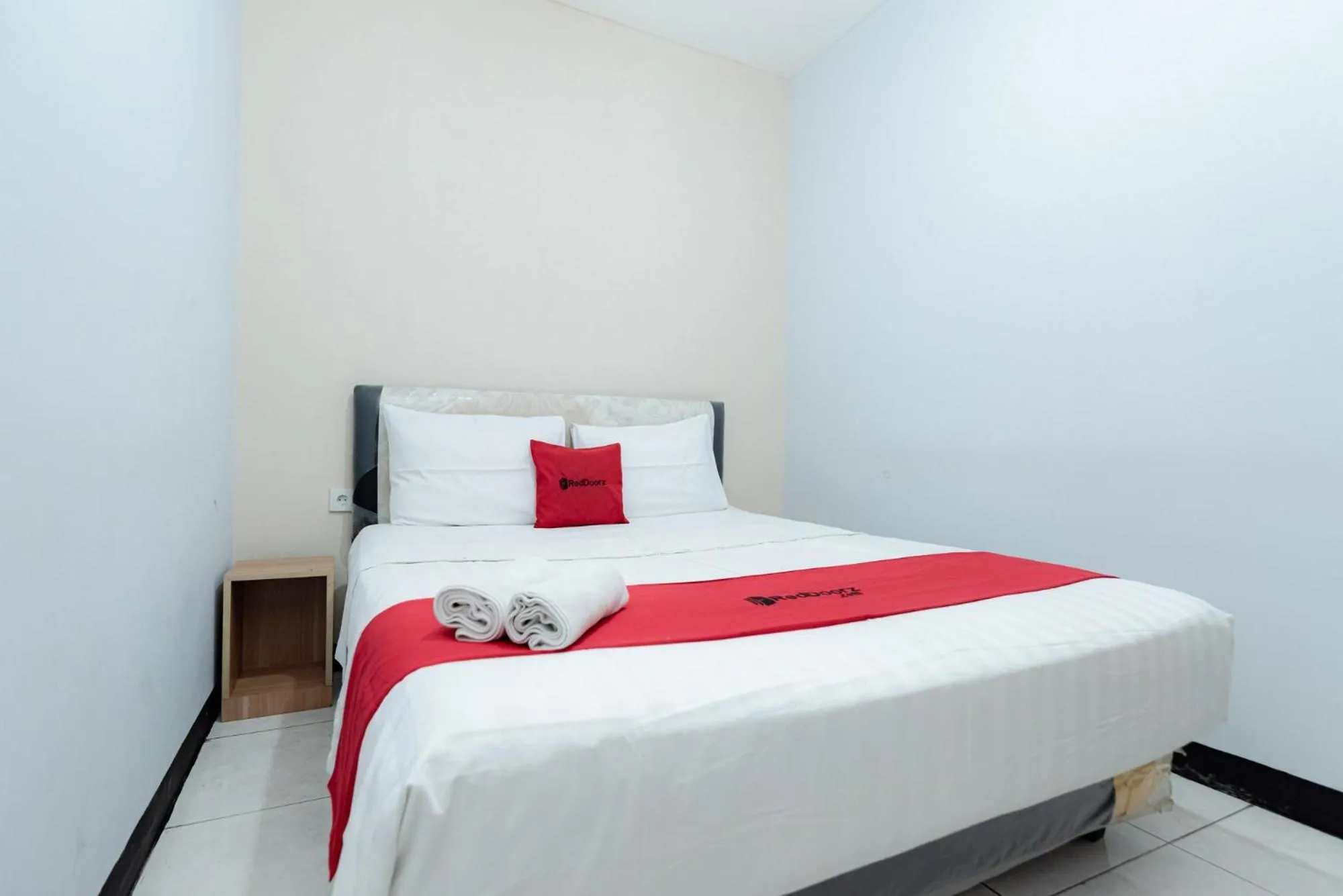 Bed in RedDoorz near Puri Indah Lippo Mall 2
