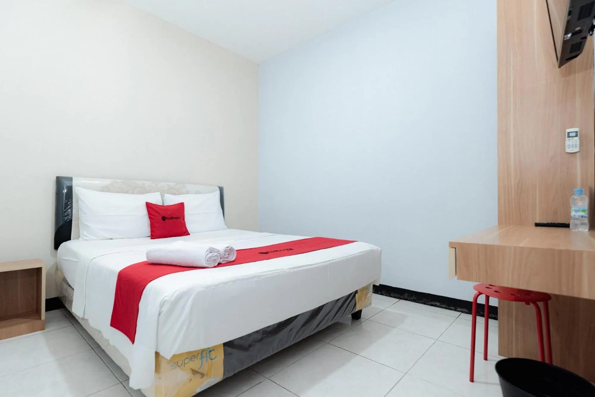 Bed in RedDoorz near Puri Indah Lippo Mall 2