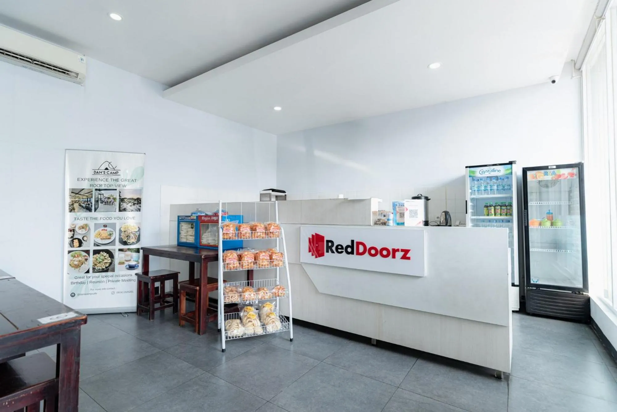 Lobby or reception in RedDoorz near Puri Indah Lippo Mall 2