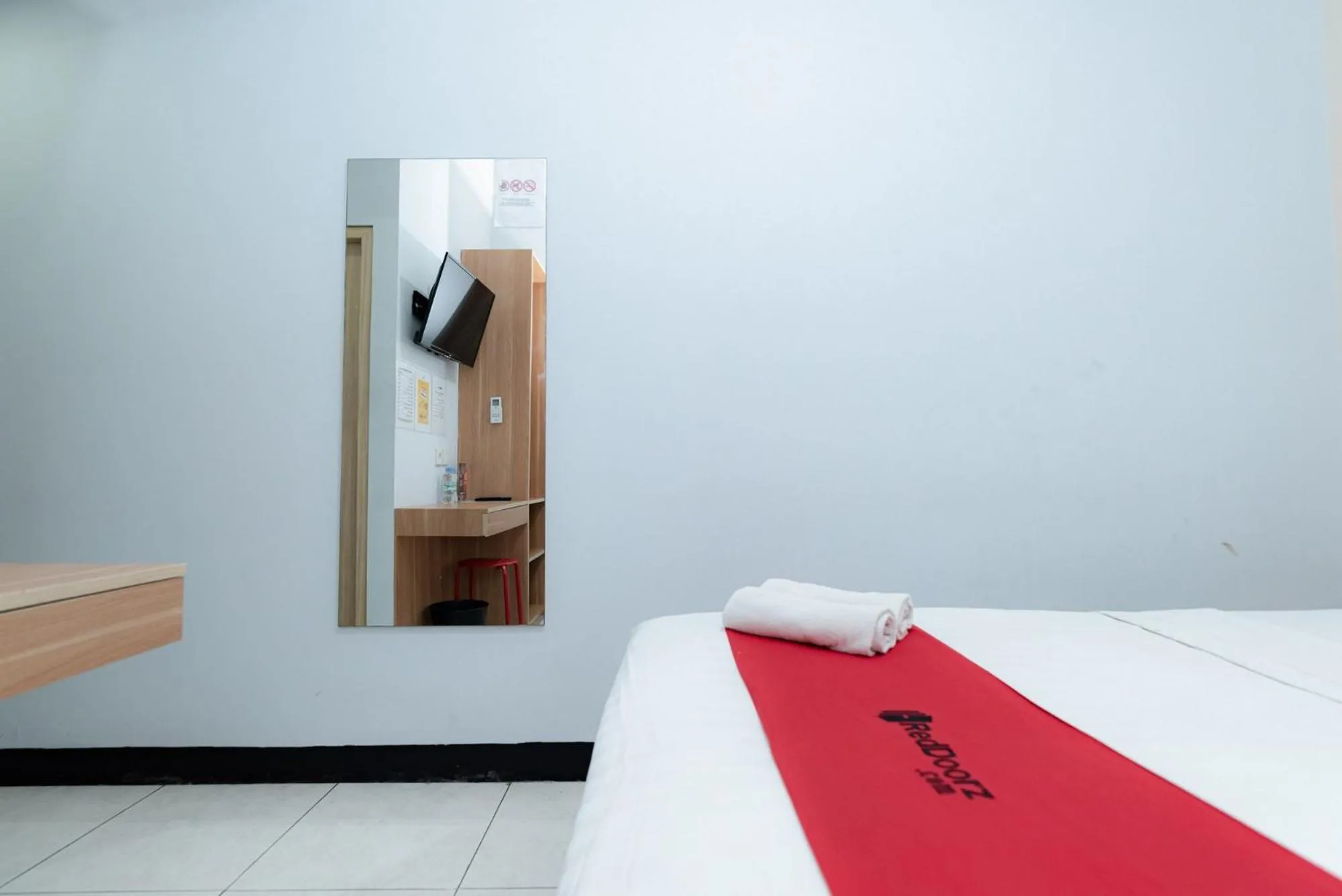 Bed in RedDoorz near Puri Indah Lippo Mall 2